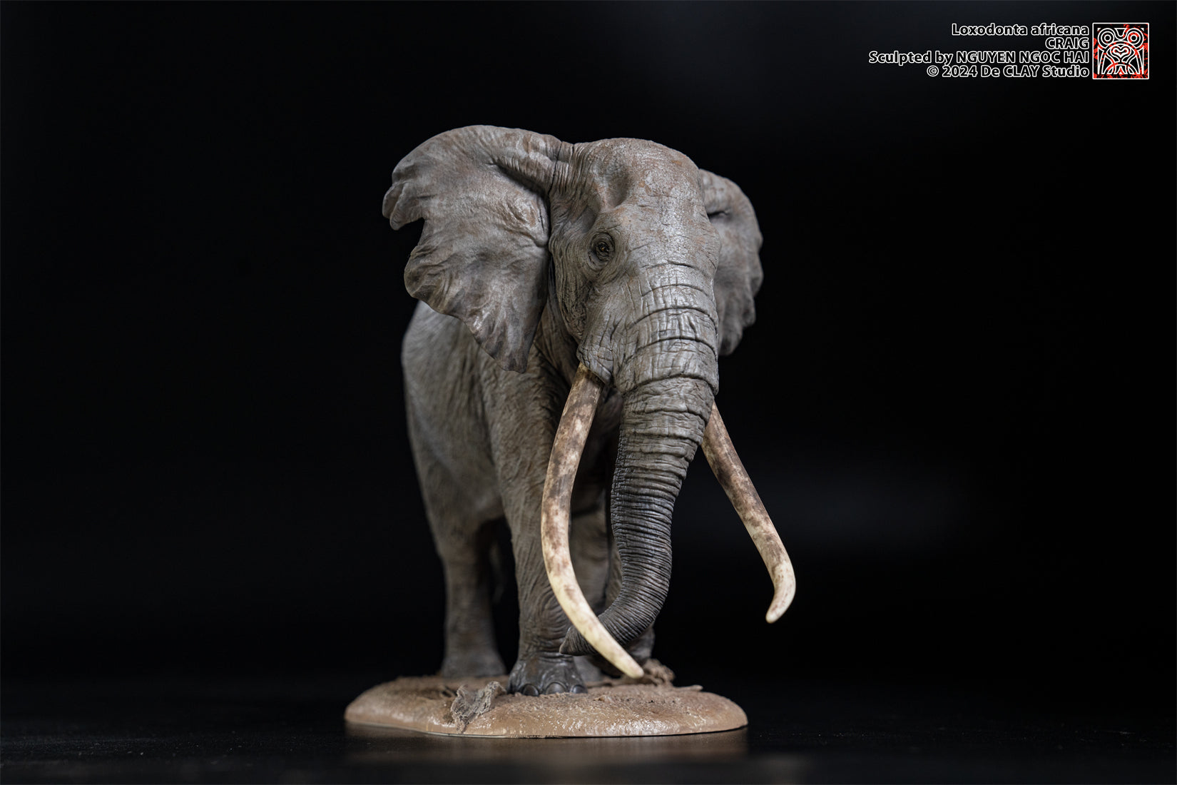 De CLAY Studio African Bush Elephant Scene Statue