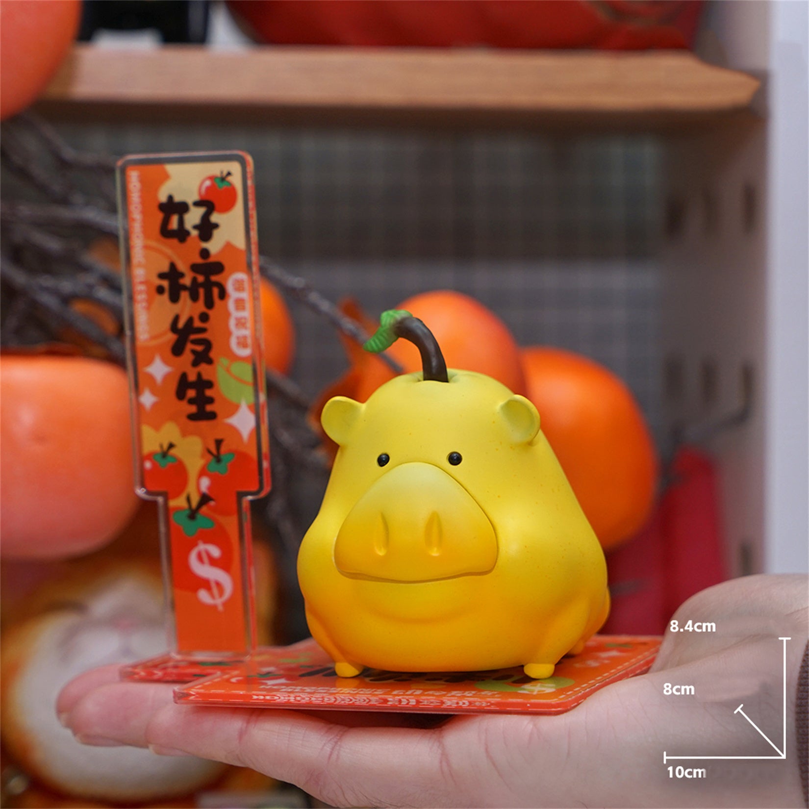 Sculpture en résine représentant un cochon porte-bonheur et des fruits