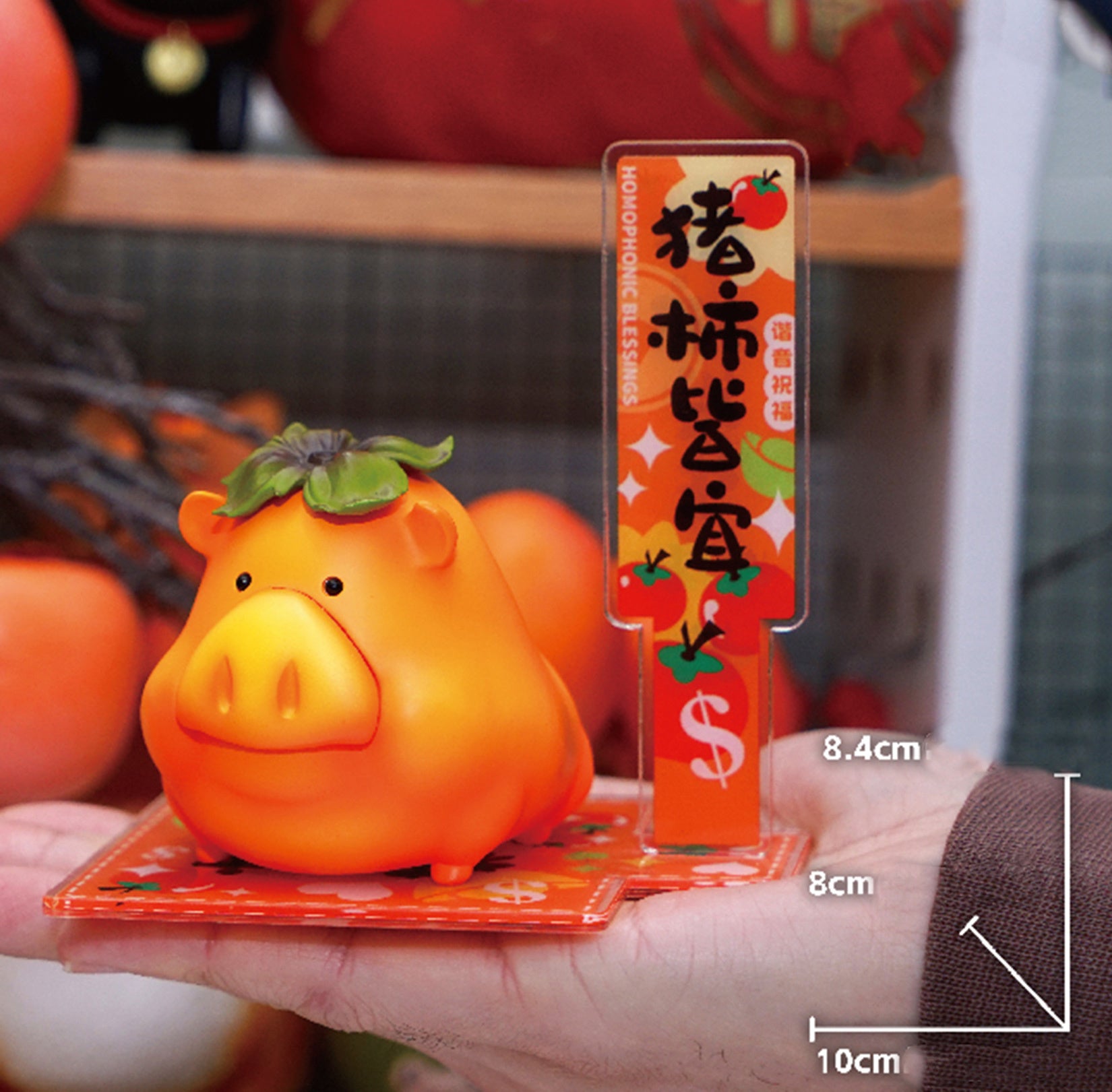 Sculpture en résine représentant un cochon porte-bonheur et des fruits