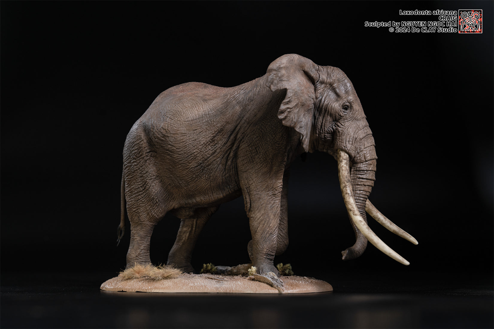 De CLAY Studio African Bush Elephant Scene Statue