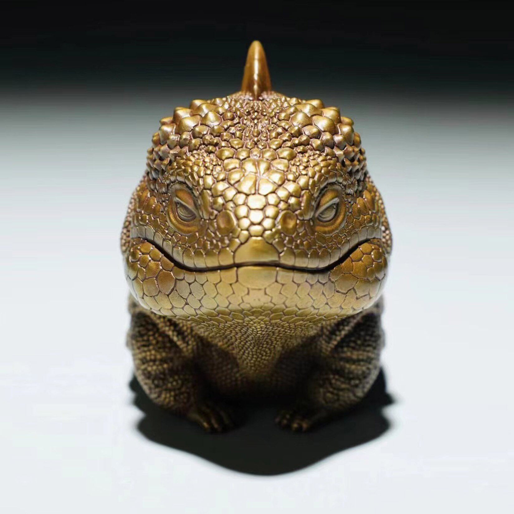 BOWUZHI Studio Bronze Conolophus Subcristatus Model