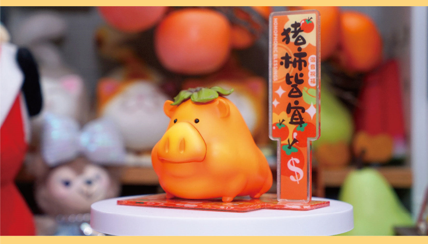 Sculpture en résine représentant un cochon porte-bonheur et des fruits