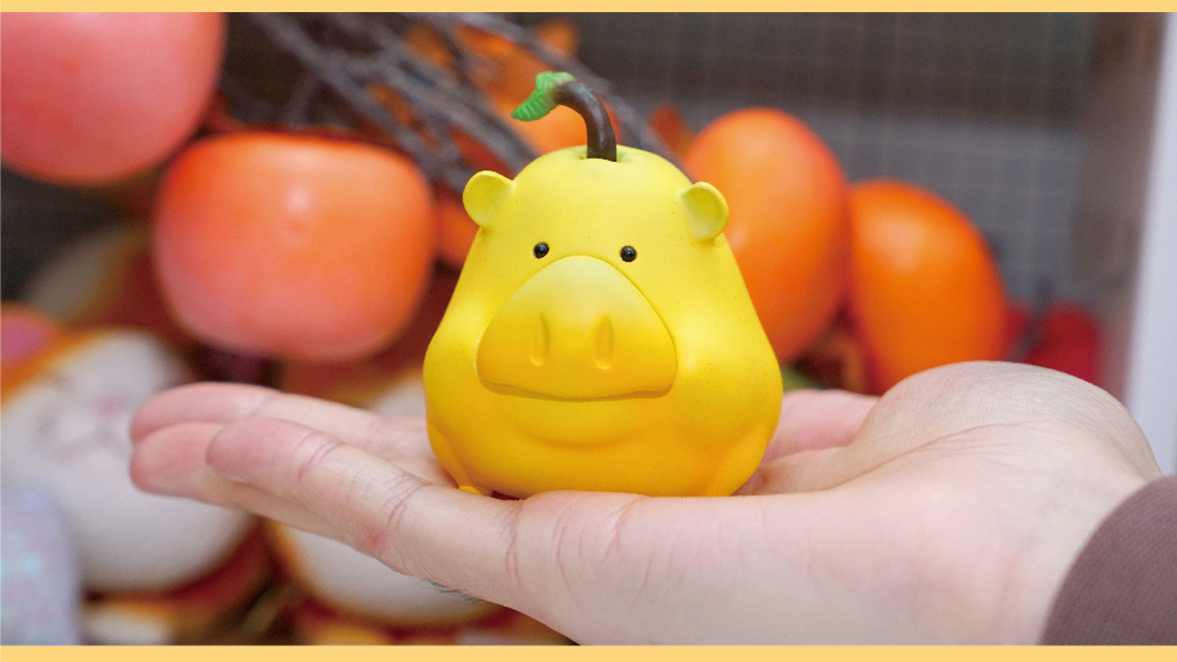 Sculpture en résine représentant un cochon porte-bonheur et des fruits