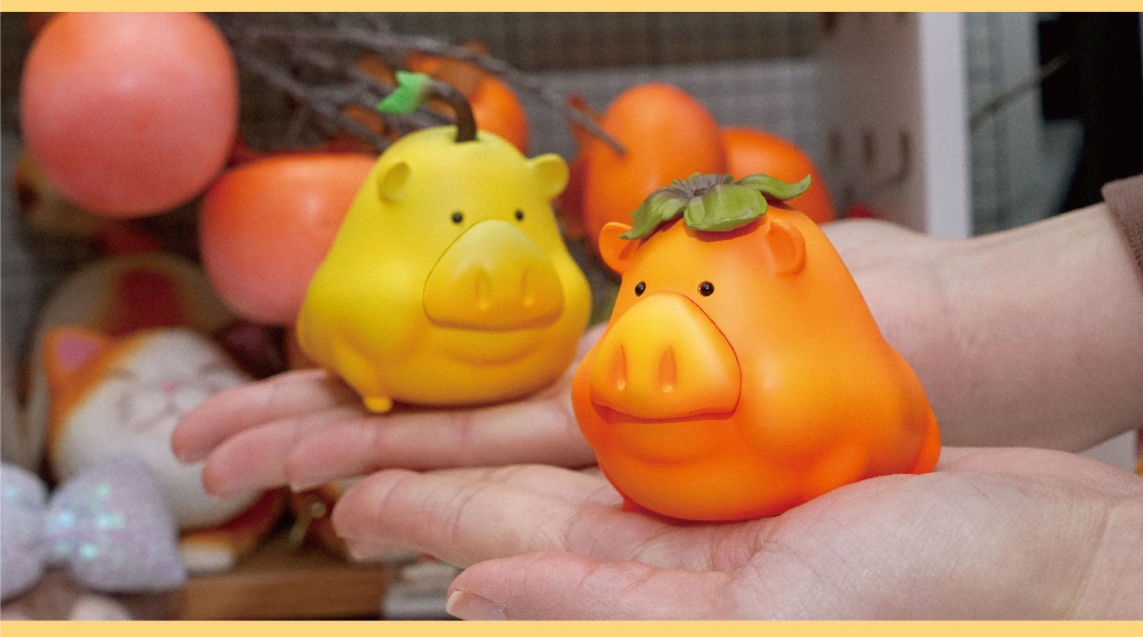 Sculpture en résine représentant un cochon porte-bonheur et des fruits
