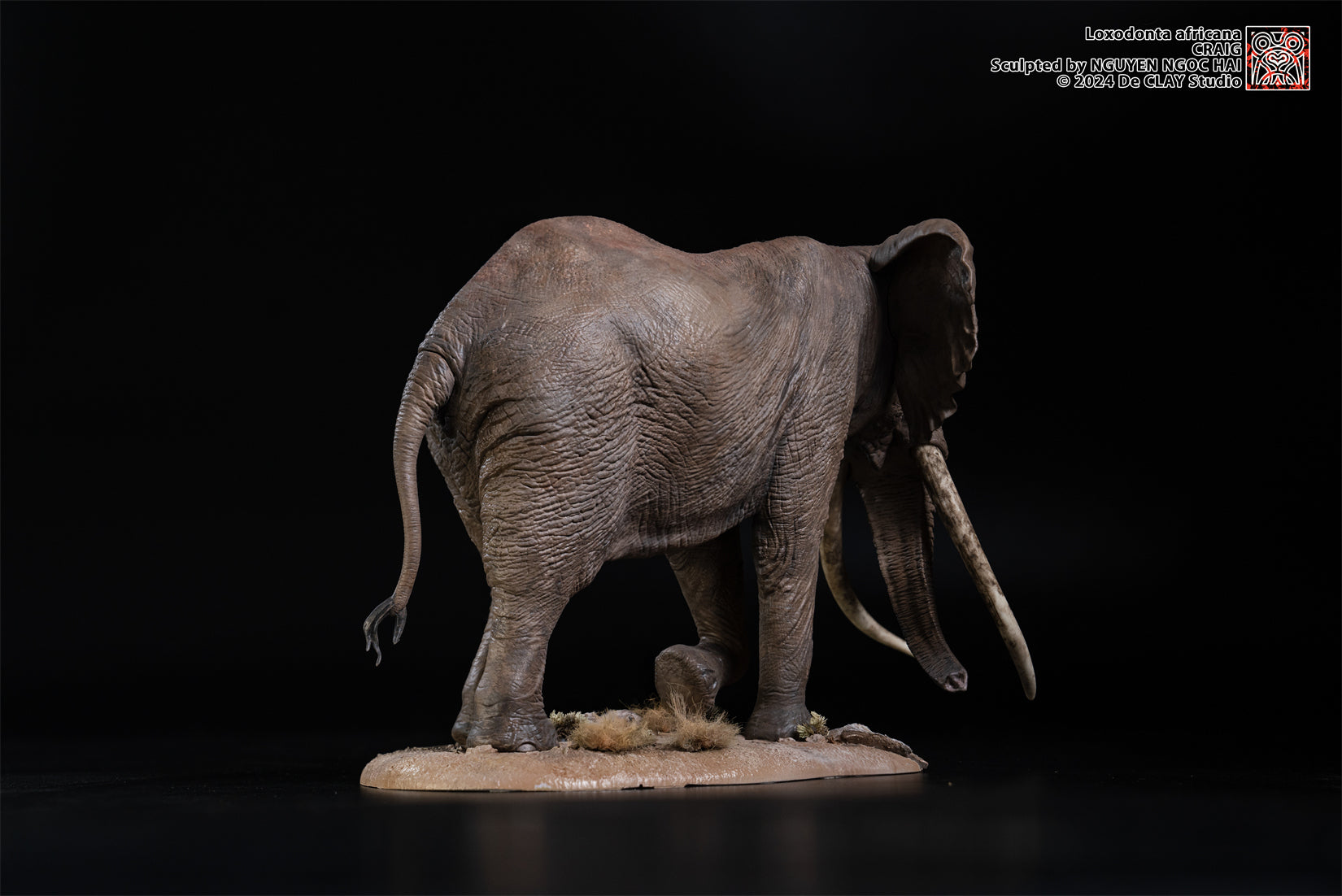 De CLAY Studio African Bush Elephant Scene Statue