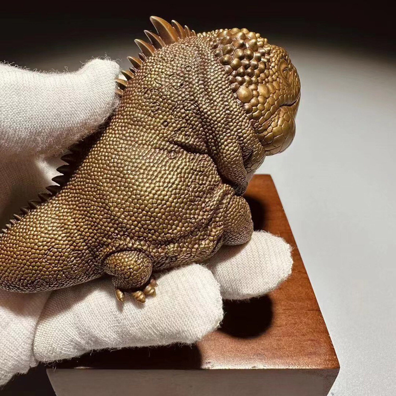 BOWUZHI Studio Bronze Conolophus Subcristatus Model