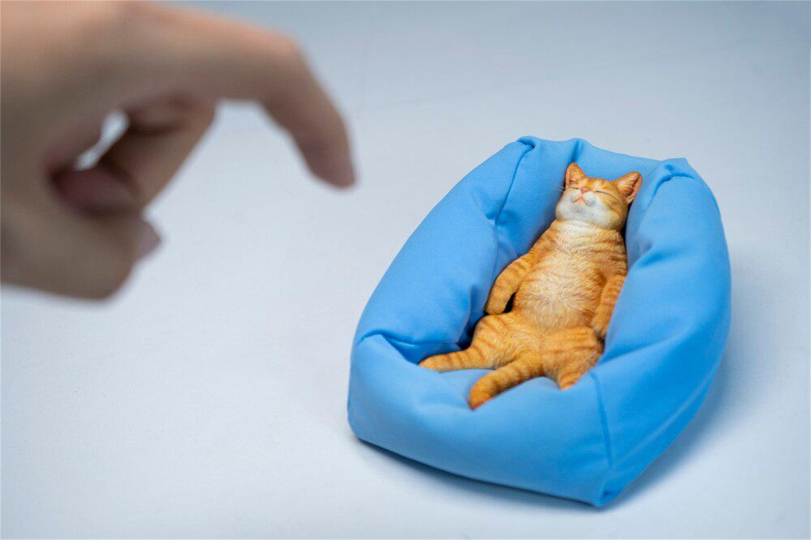JXK Studio Lazy Cat on the Sofa Model