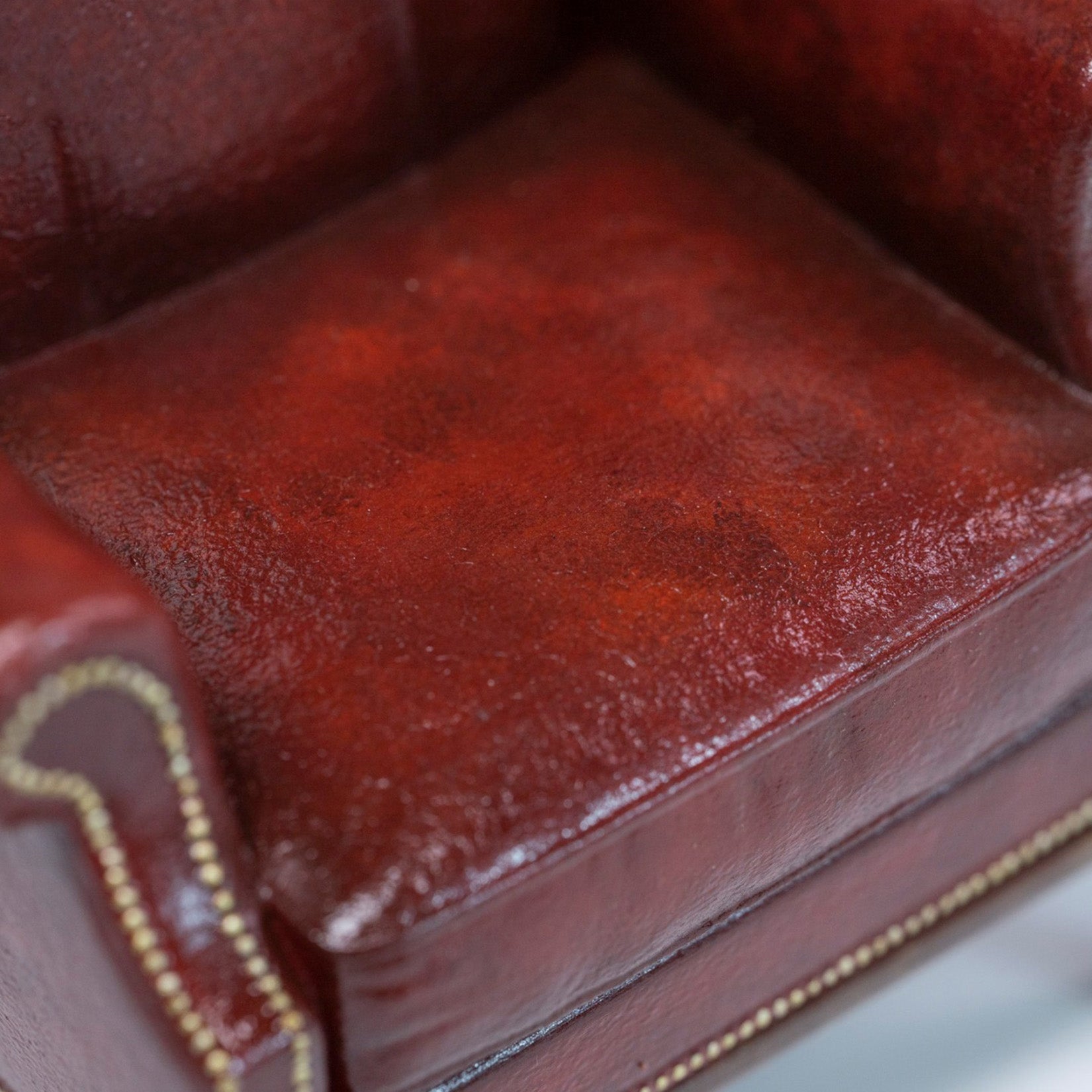 MMMTOYS Studio 1:12 Scale British Vintage Red Sofa Figurine