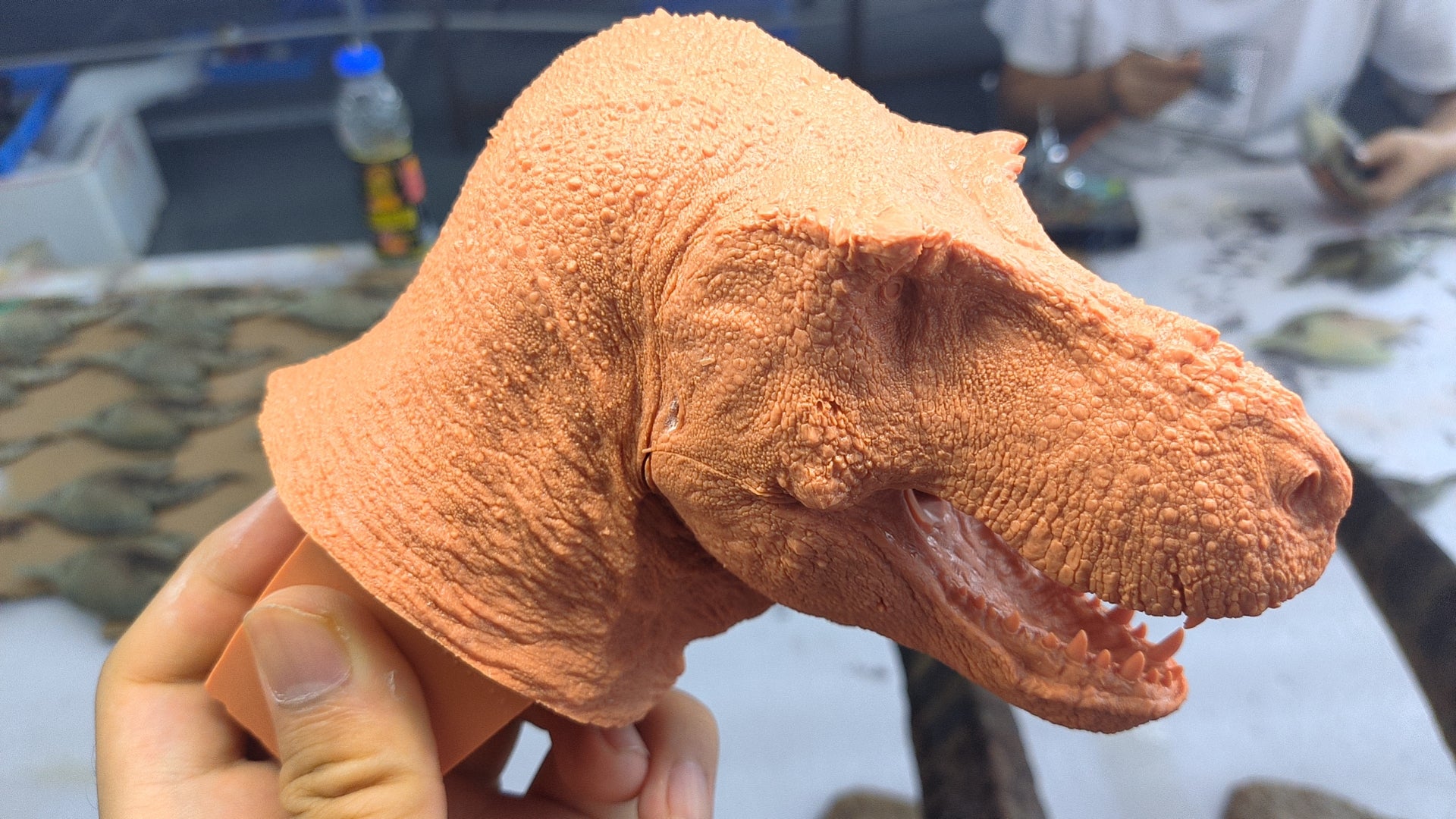 SHOWANNA 1:18 Scale Tyrannosaurus Rex VS Ankylosaurus SCENE STATUE