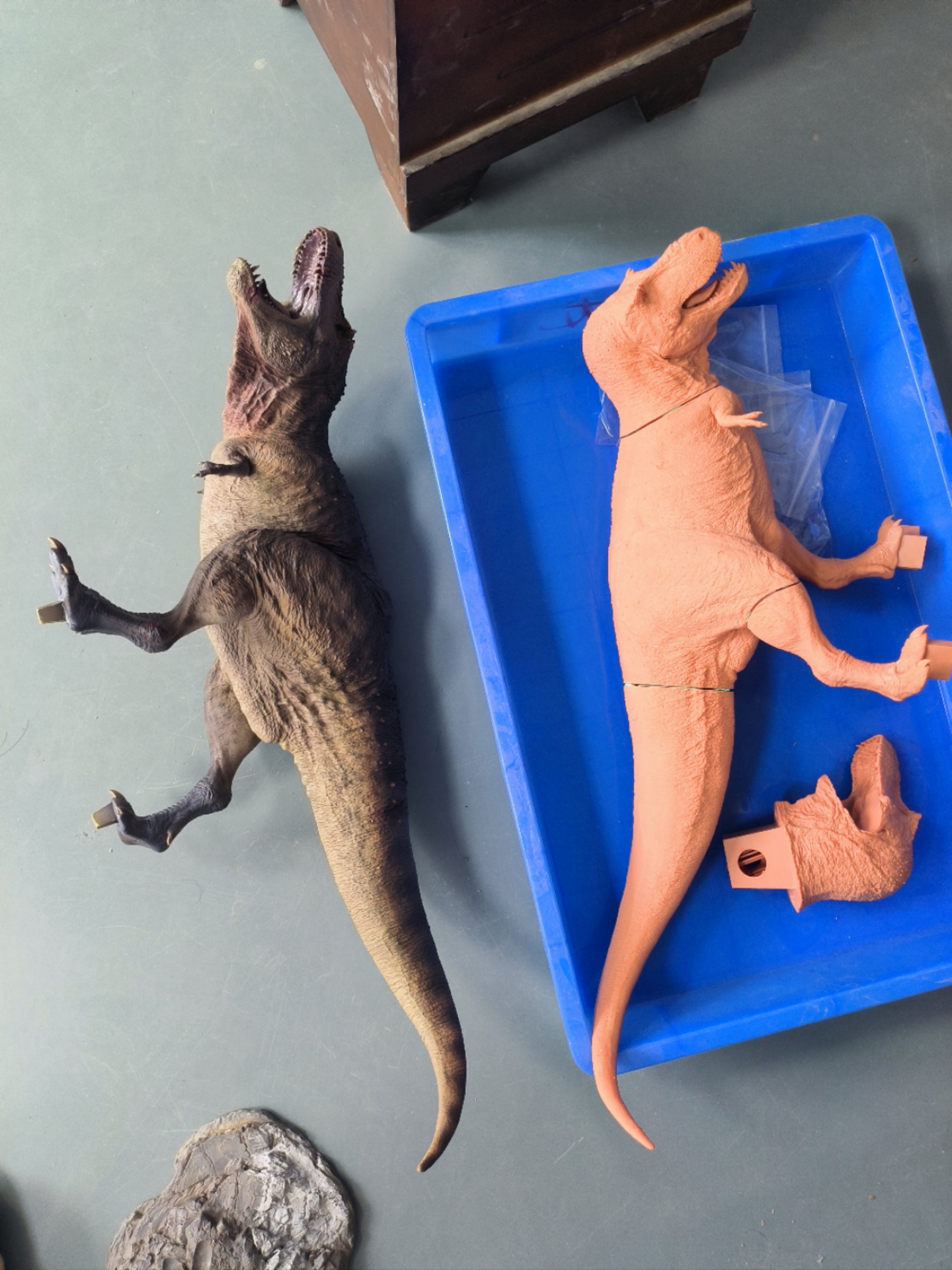 SHOWANNA 1:18 Scale Tyrannosaurus Rex VS Ankylosaurus SCENE STATUE