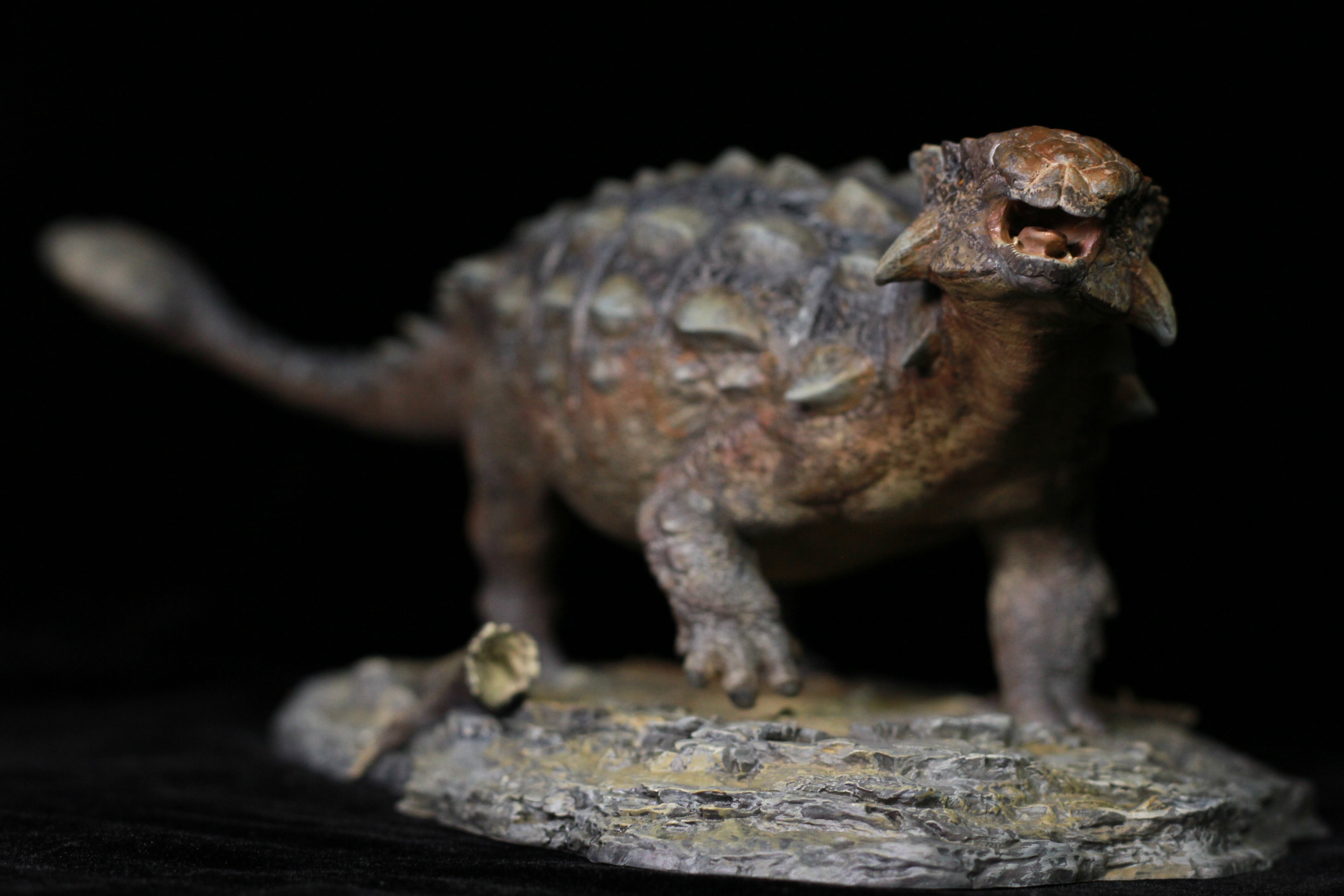 SHOWANNA 1:18 Scale Tyrannosaurus Rex VS Ankylosaurus SCENE STATUE