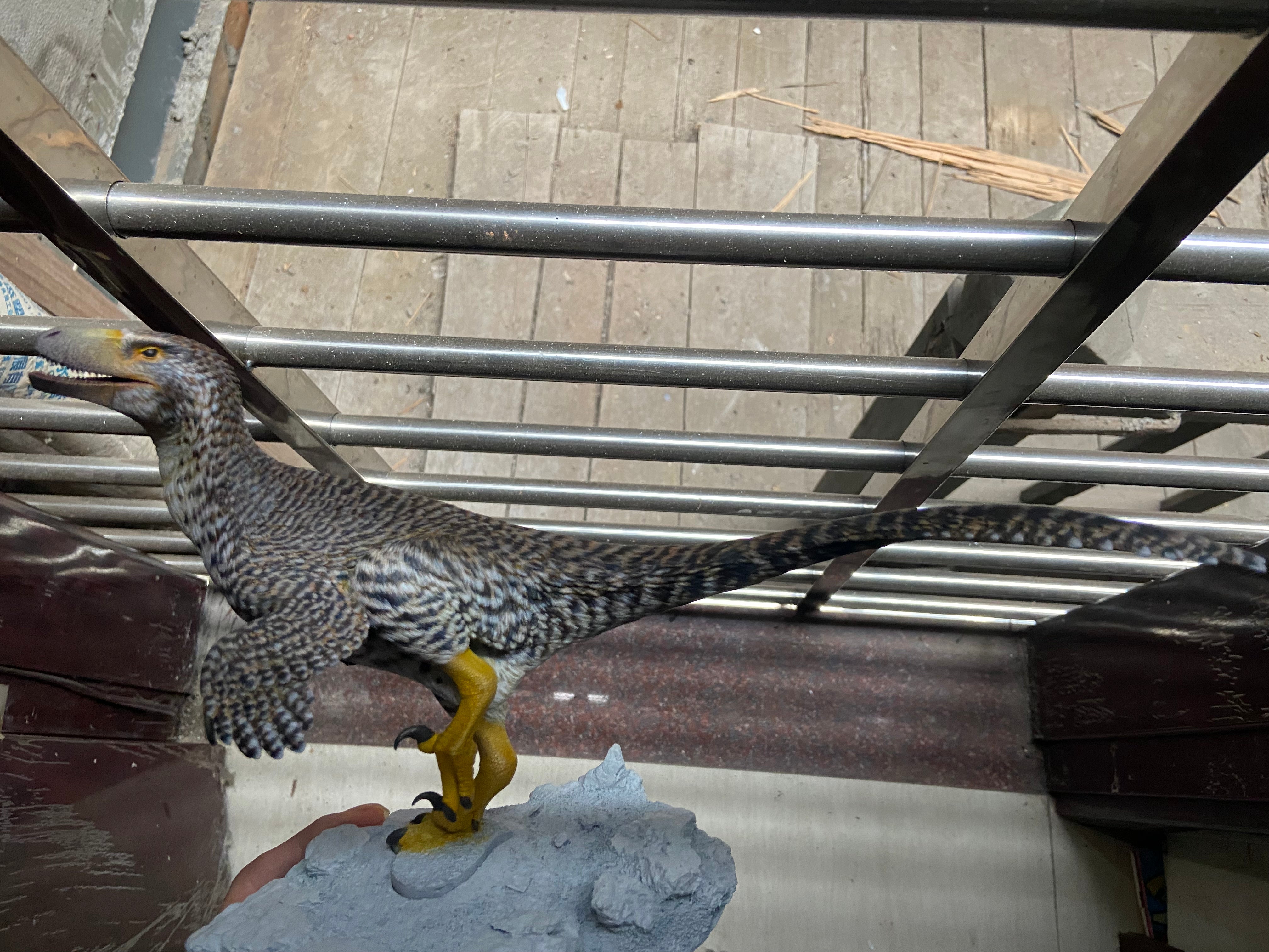 MK Studio 1:20 Scale Dakotaraptor Scene Statue
