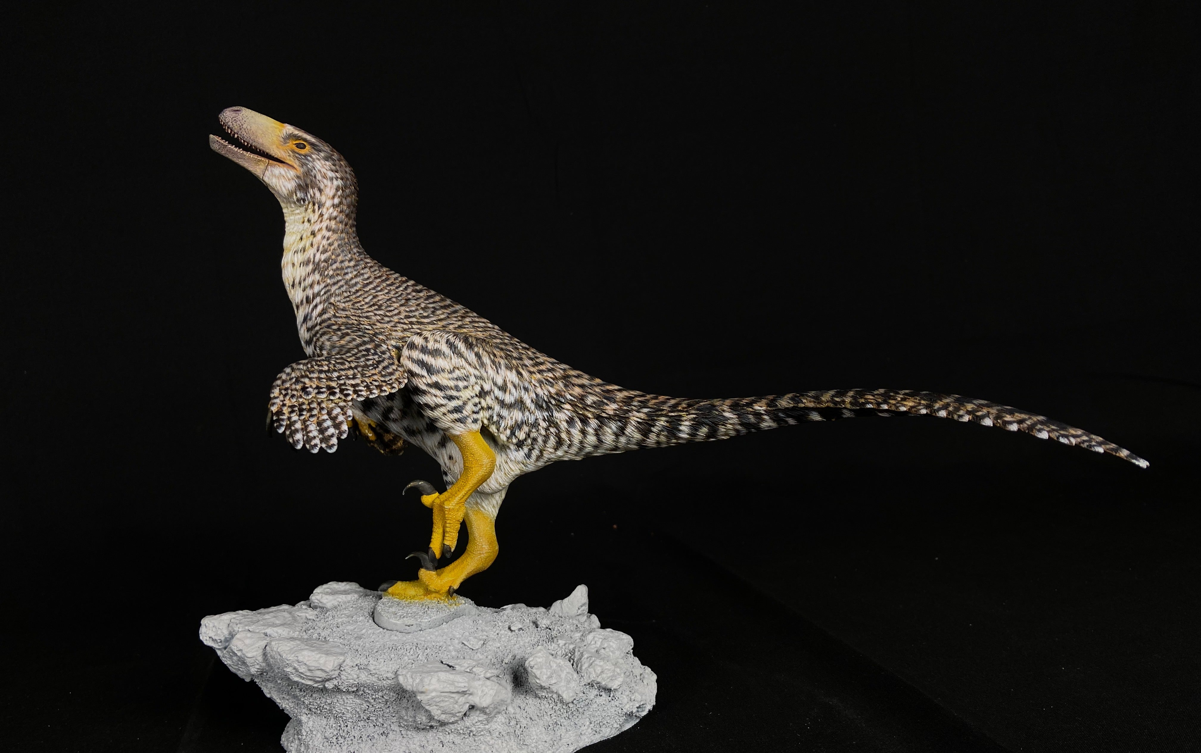MK Studio 1:20 Scale Dakotaraptor Scene Statue