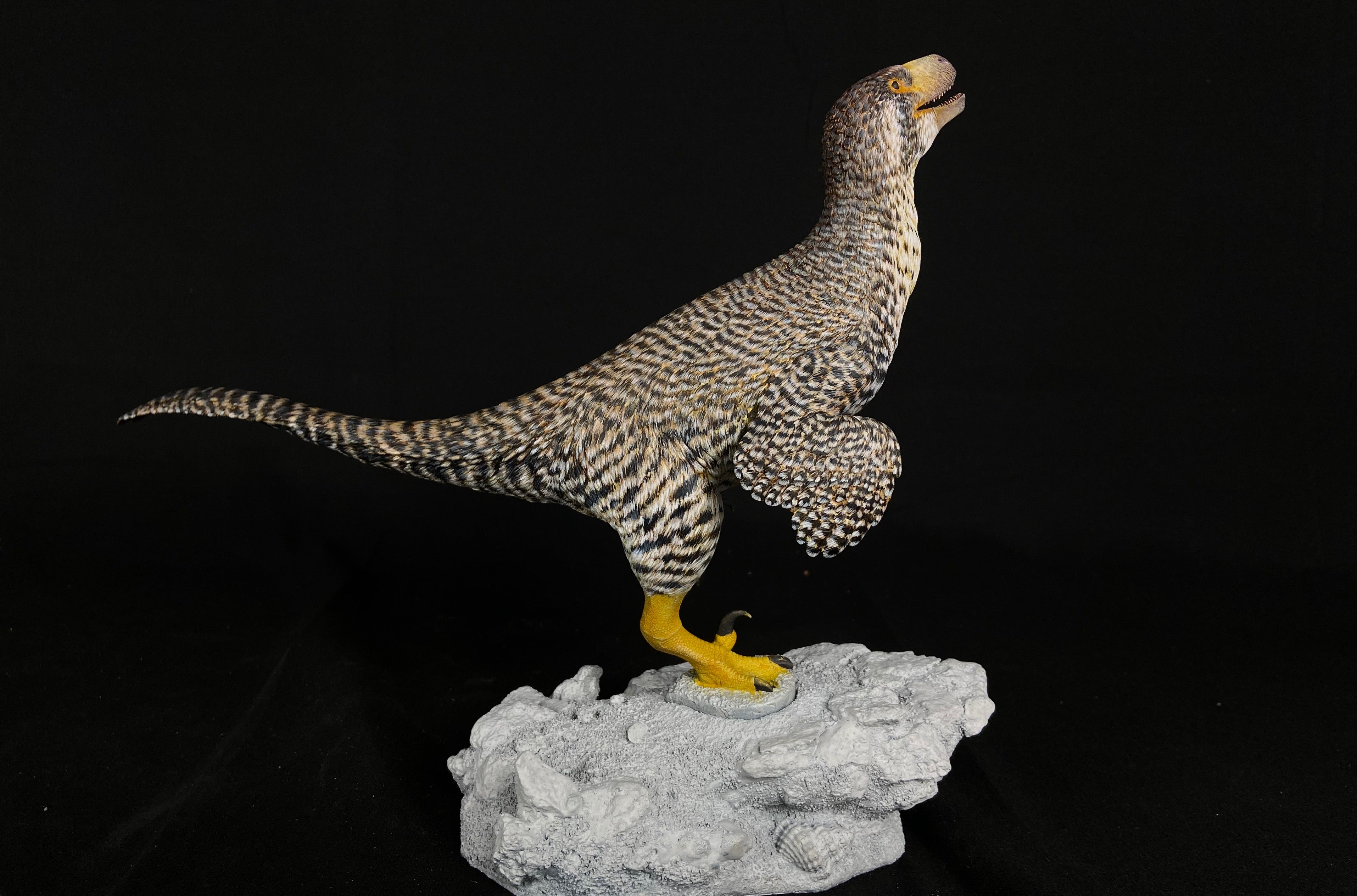 MK Studio 1:20 Scale Dakotaraptor Scene Statue