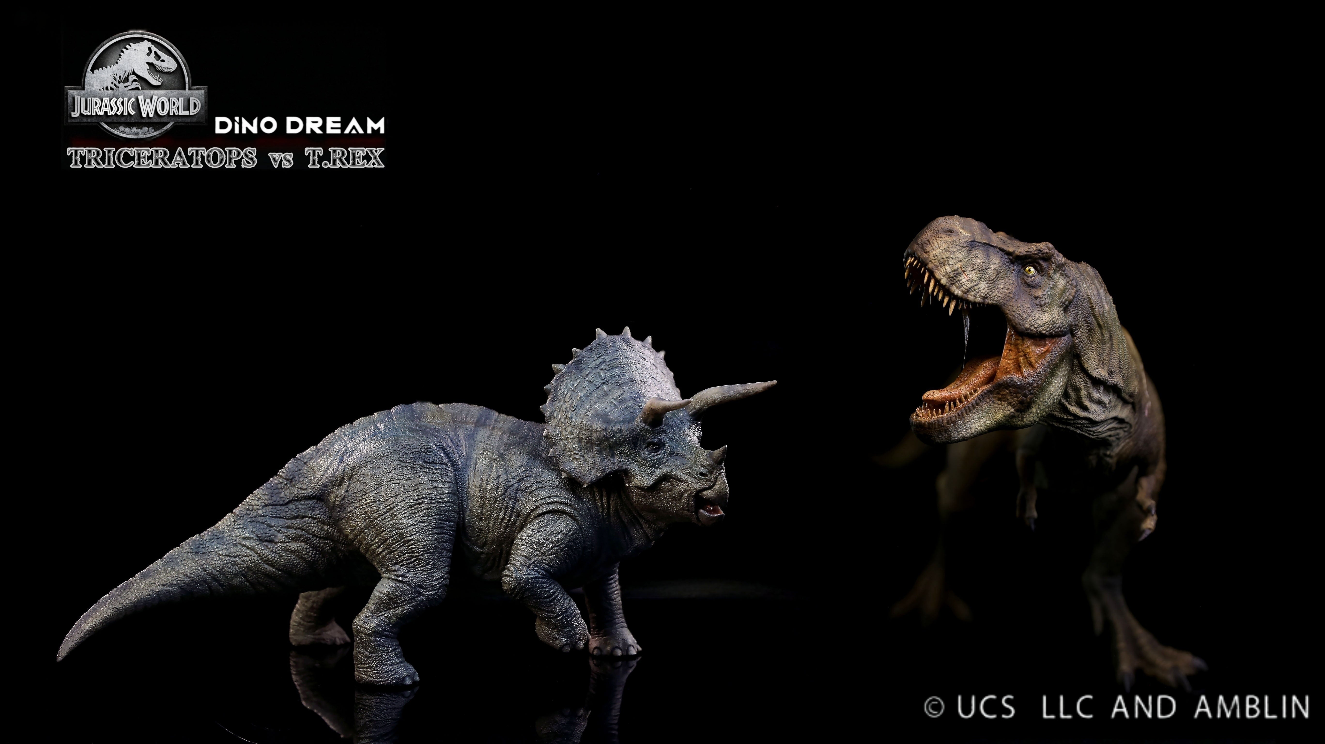 DINO DREAM 1:30 Scale Triceratops Statue