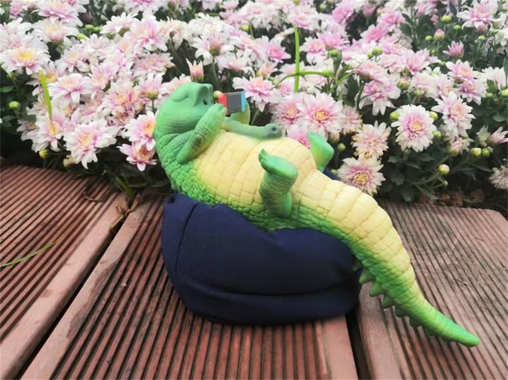 1/6 Scale Lazy Critters – Animals Lounging on the Sofa