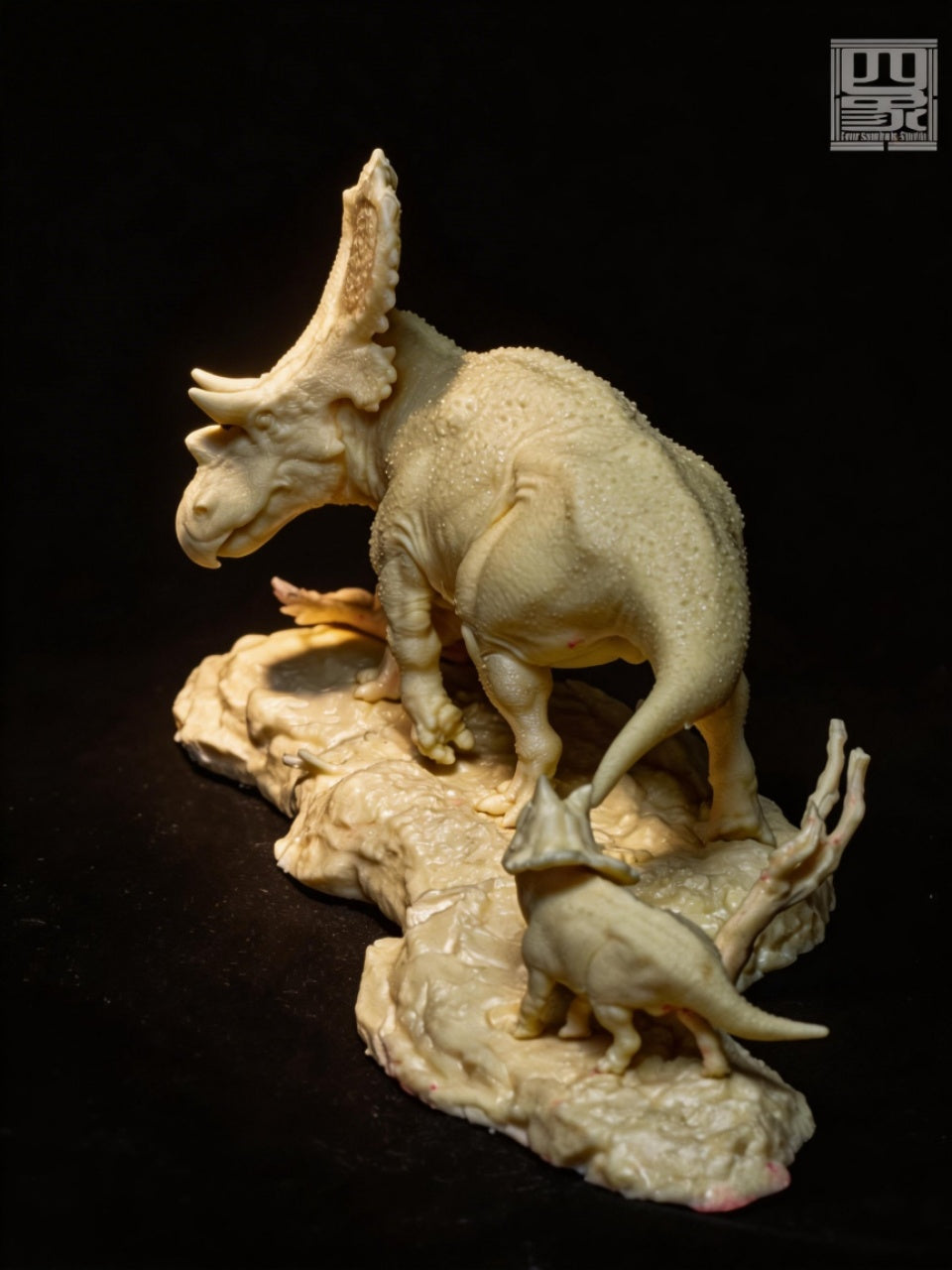 PASSION CHARGER Mercuriceratops gemini Model