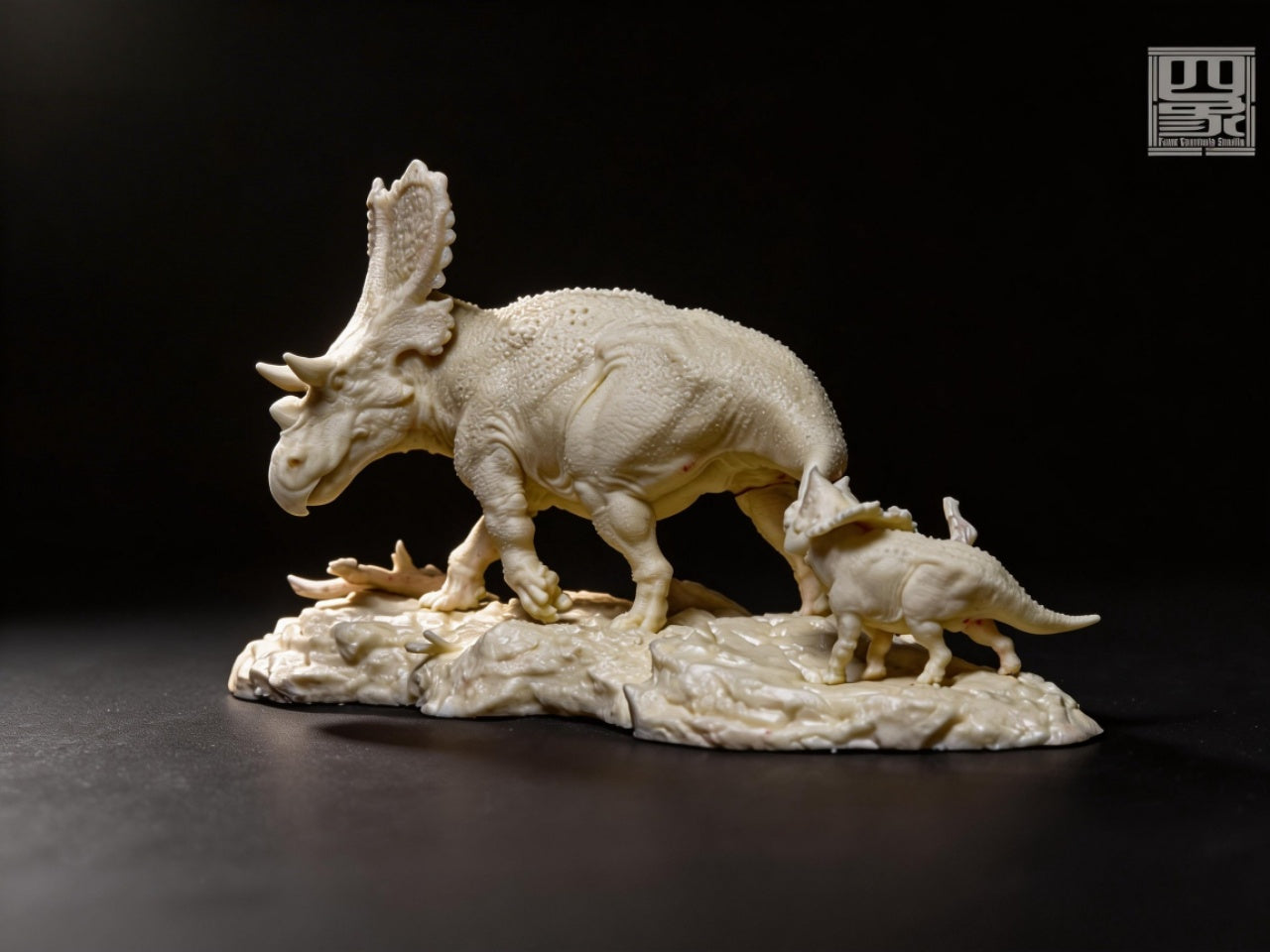 PASSION CHARGER Mercuriceratops gemini Model
