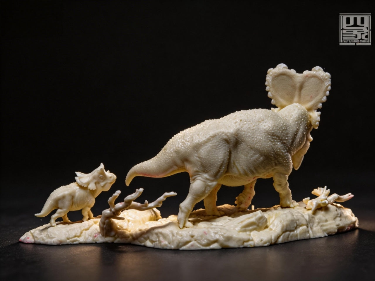PASSION CHARGER Mercuriceratops gemini Model