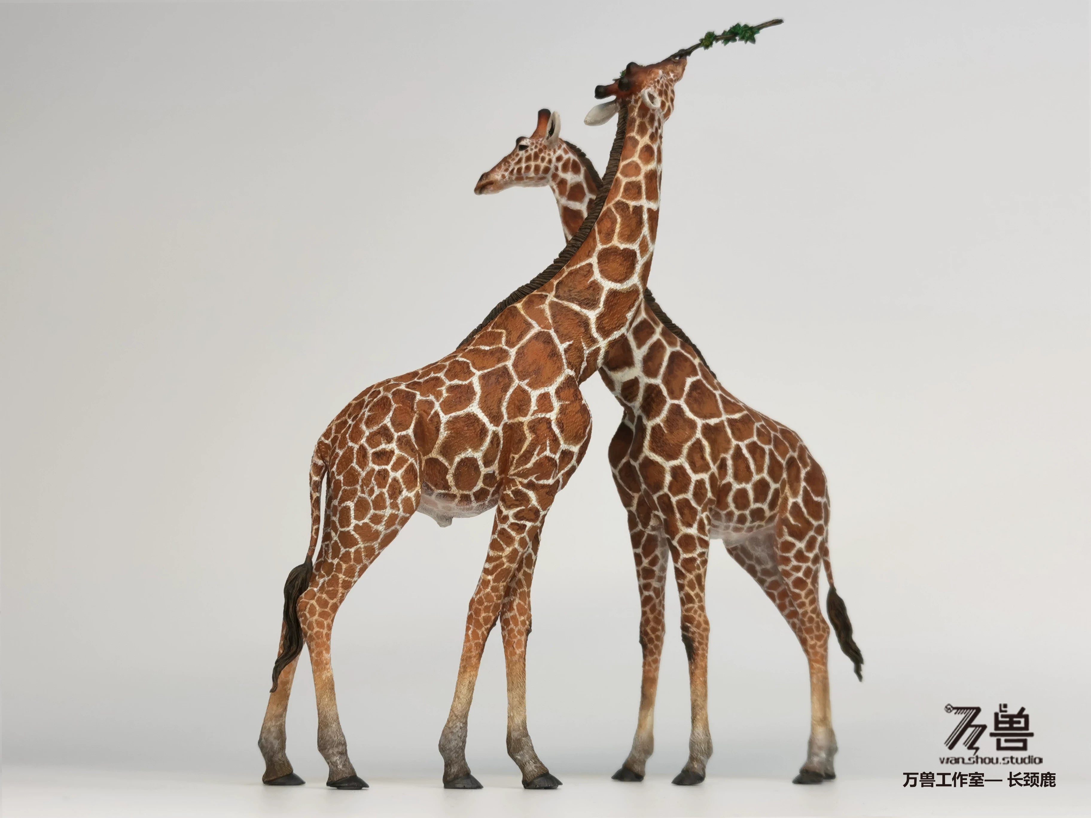 WS Studio Giraffe Statue
