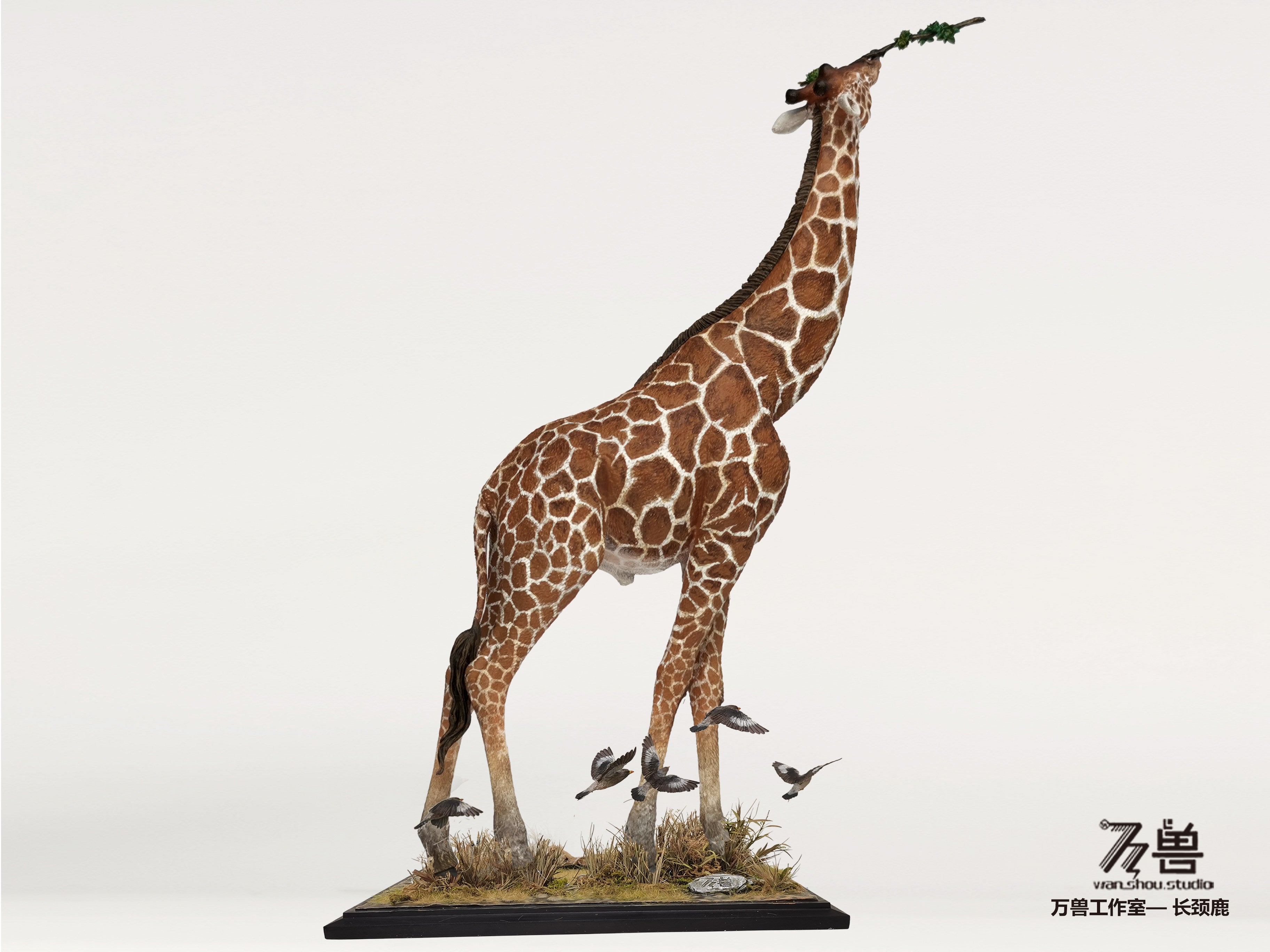WS Studio Giraffe Statue
