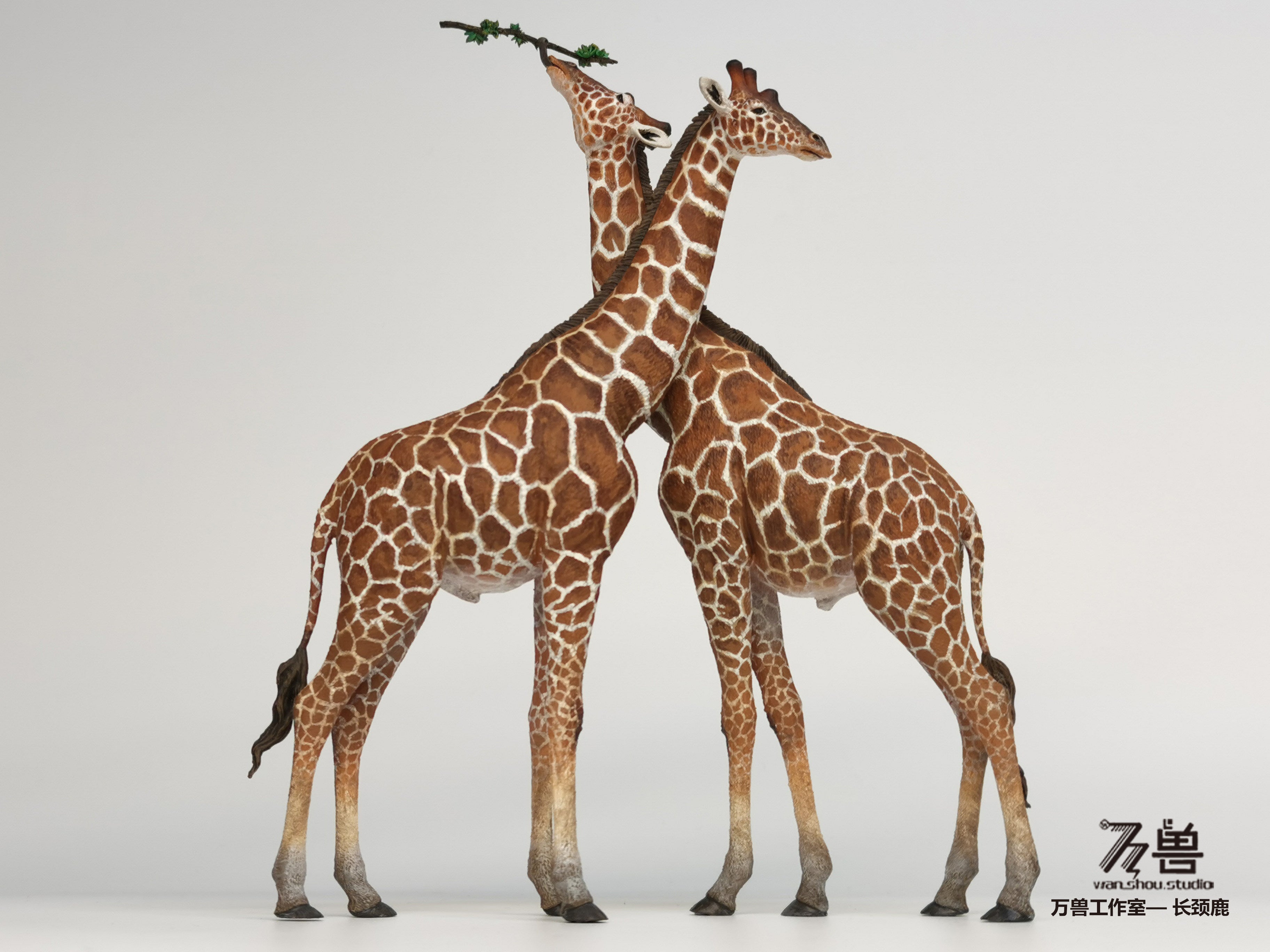 WS Studio Giraffe Statue