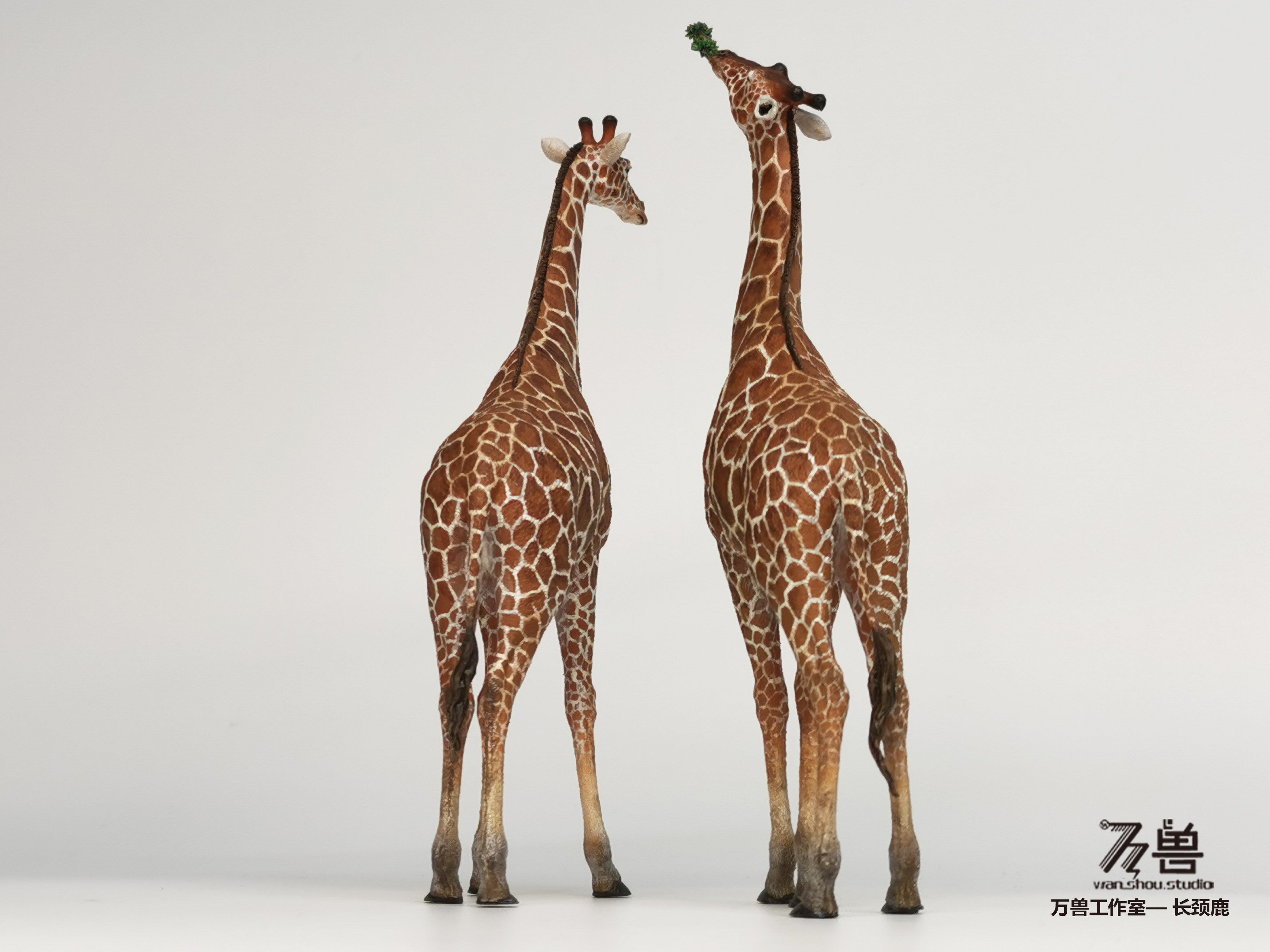 WS Studio Giraffe Statue