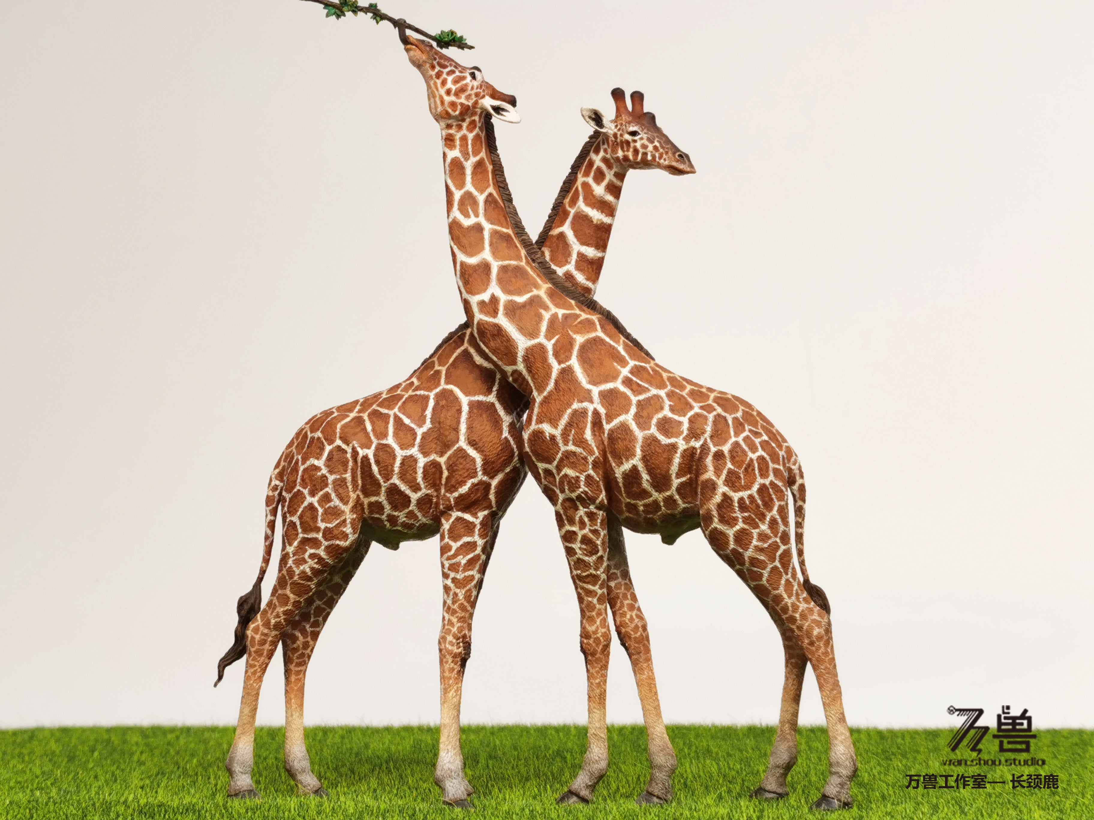 WS Studio Giraffe Statue