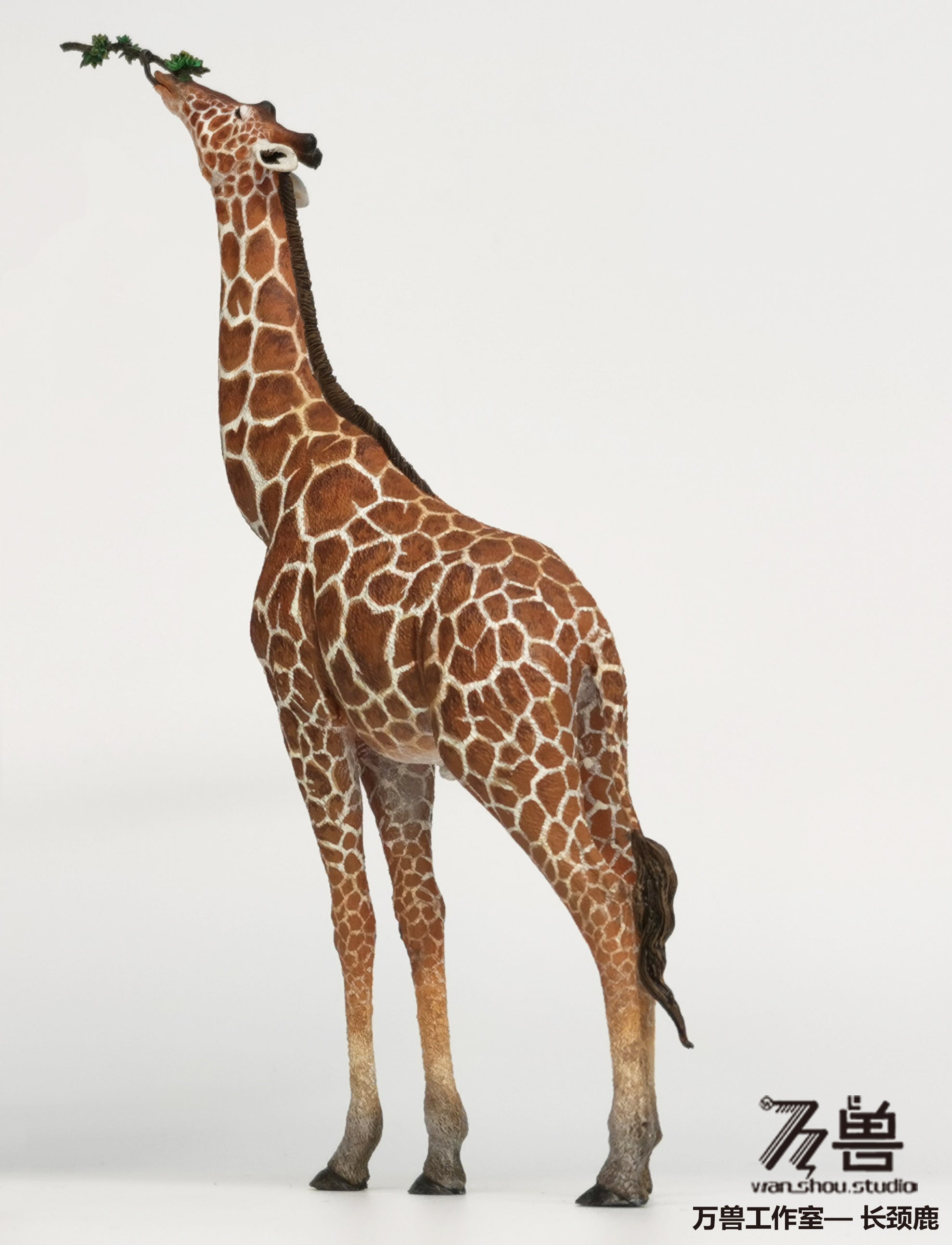 WS Studio Giraffe Statue