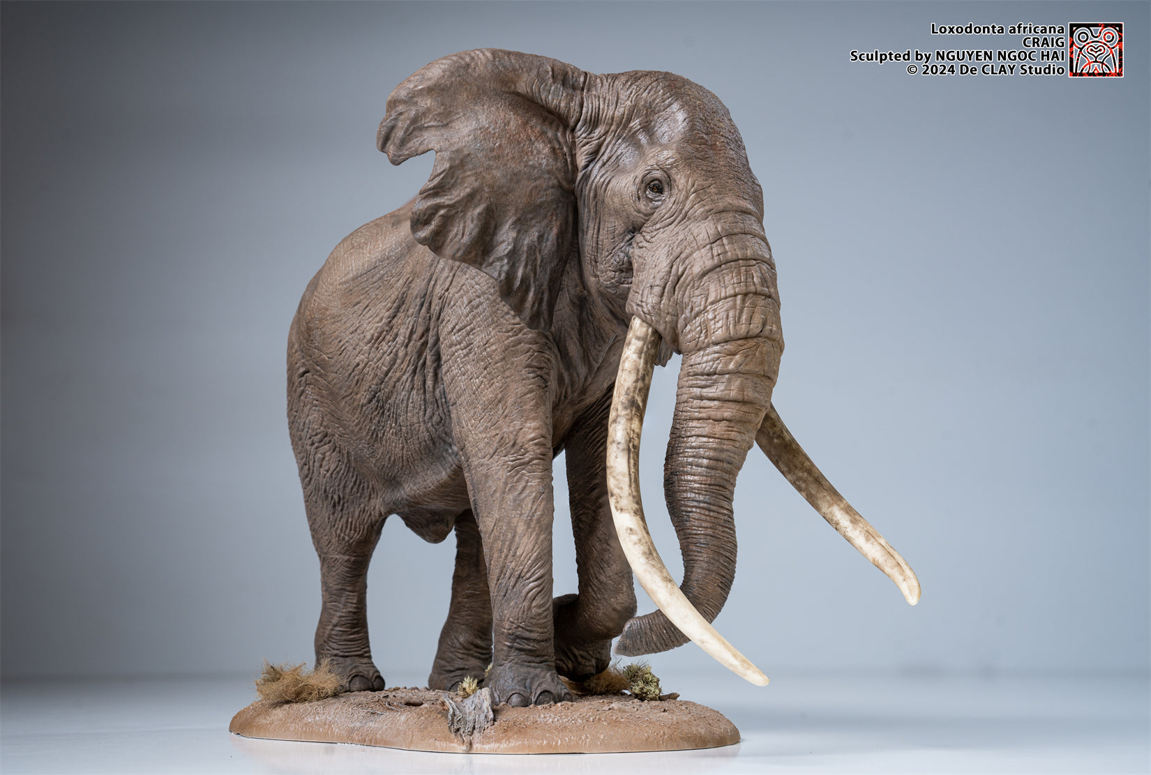 De CLAY Studio African Bush Elephant Scene Statue