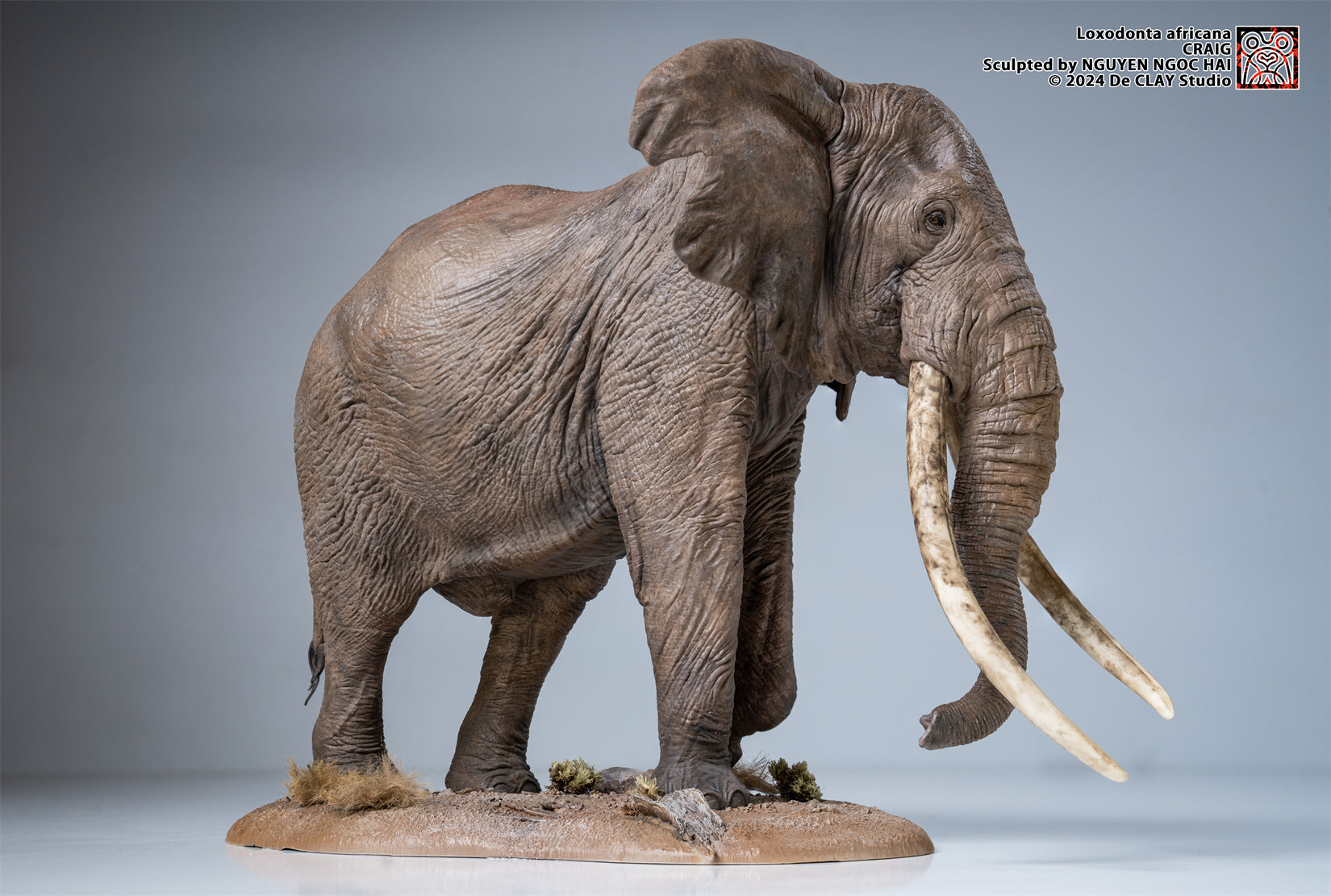 De CLAY Studio African Bush Elephant Scene Statue
