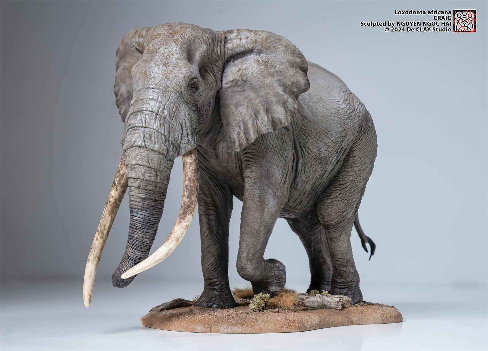 De CLAY Studio African Bush Elephant Scene Statue