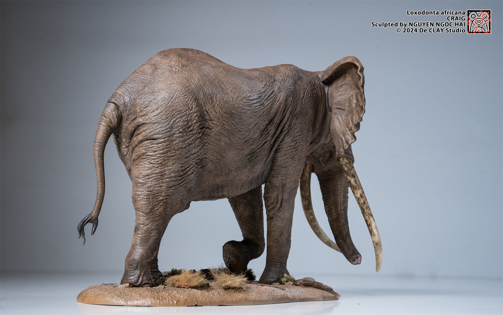 De CLAY Studio African Bush Elephant Scene Statue