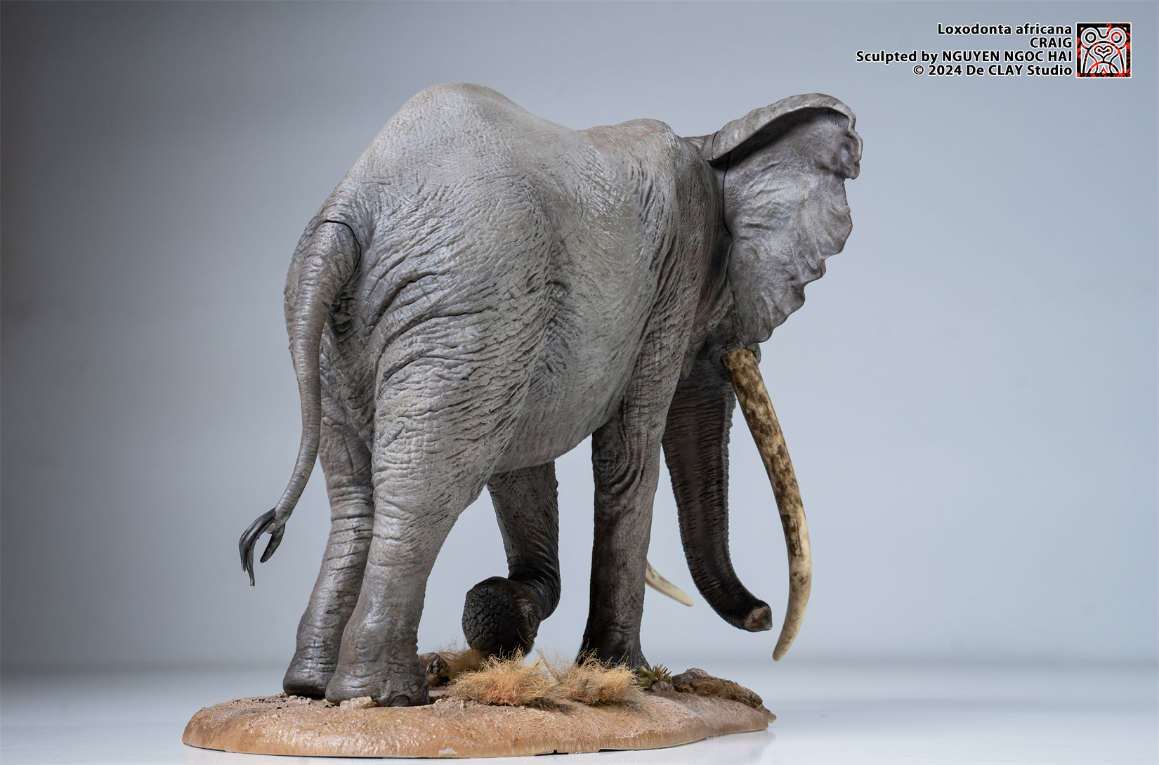De CLAY Studio African Bush Elephant Scene Statue