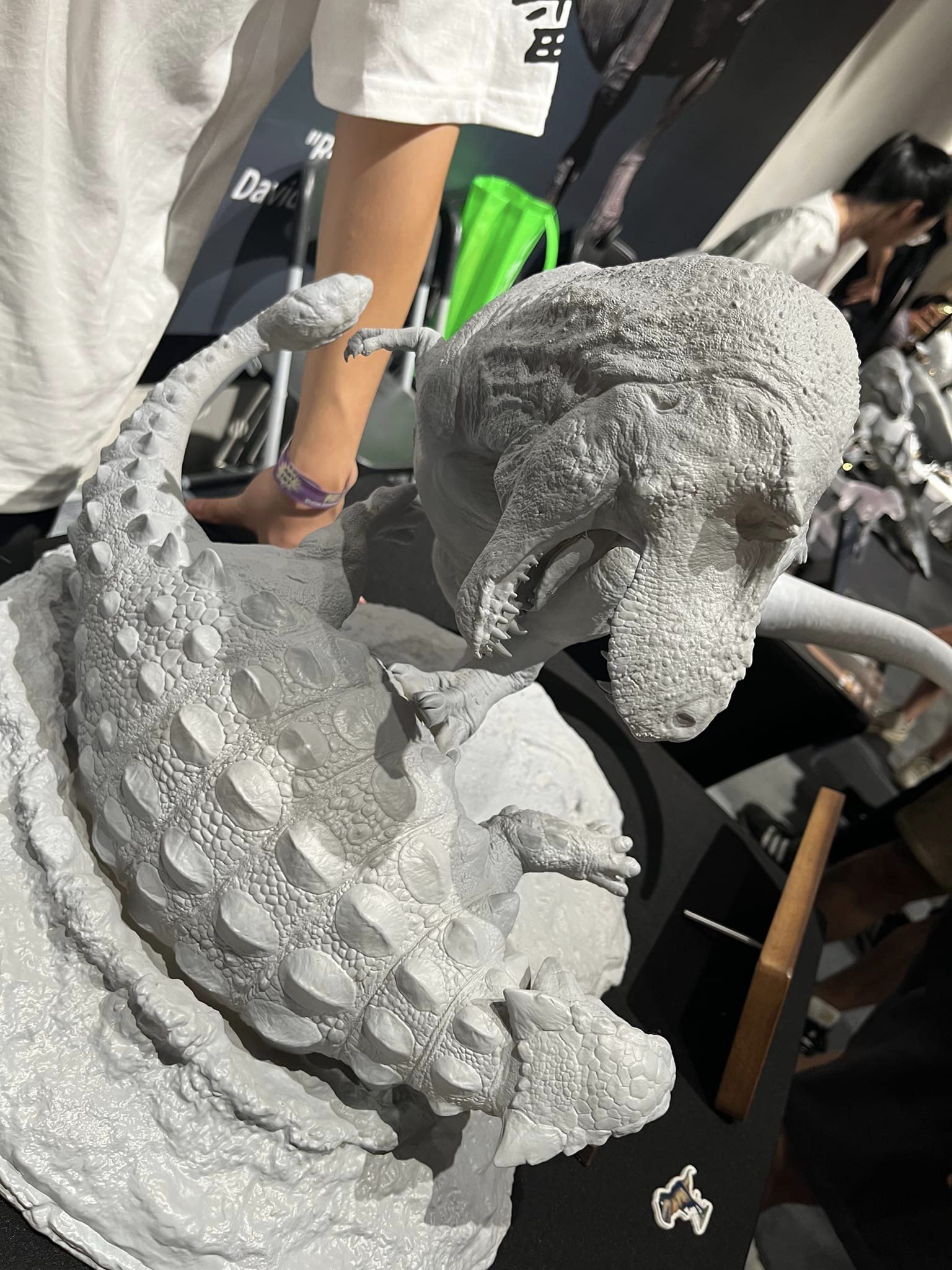 SHOWANNA 1:15 Scale Tyrannosaurus Rex VS Ankylosaurus SCENE STATUE