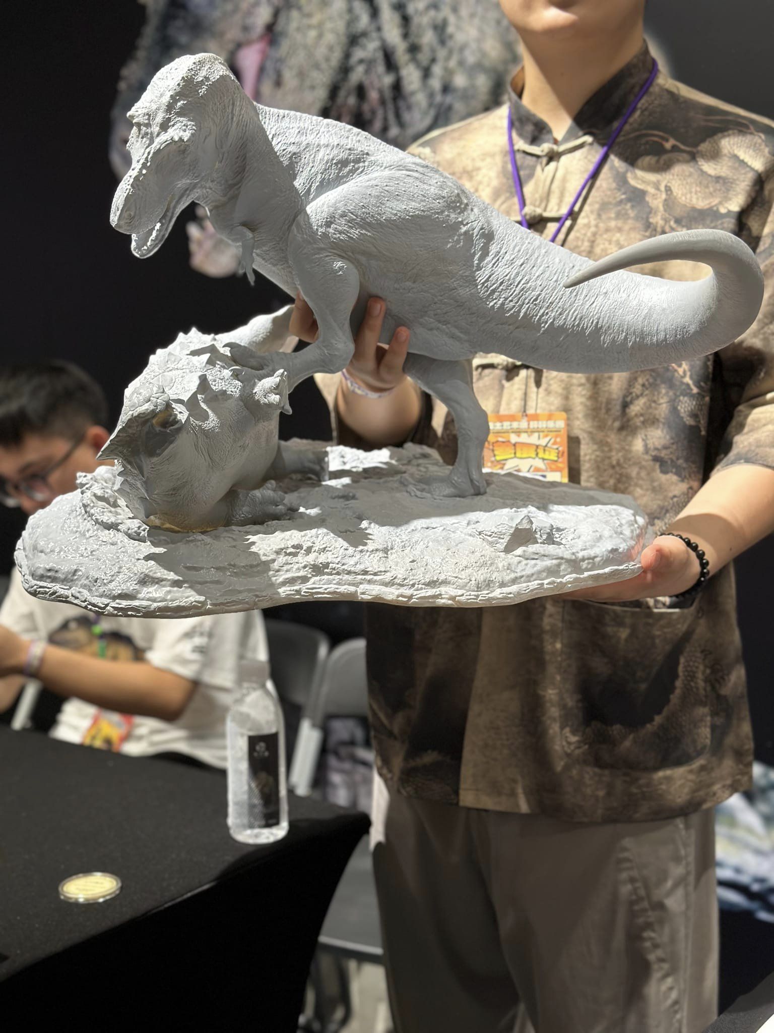 SHOWANNA 1:15 Scale Tyrannosaurus Rex VS Ankylosaurus SCENE STATUE