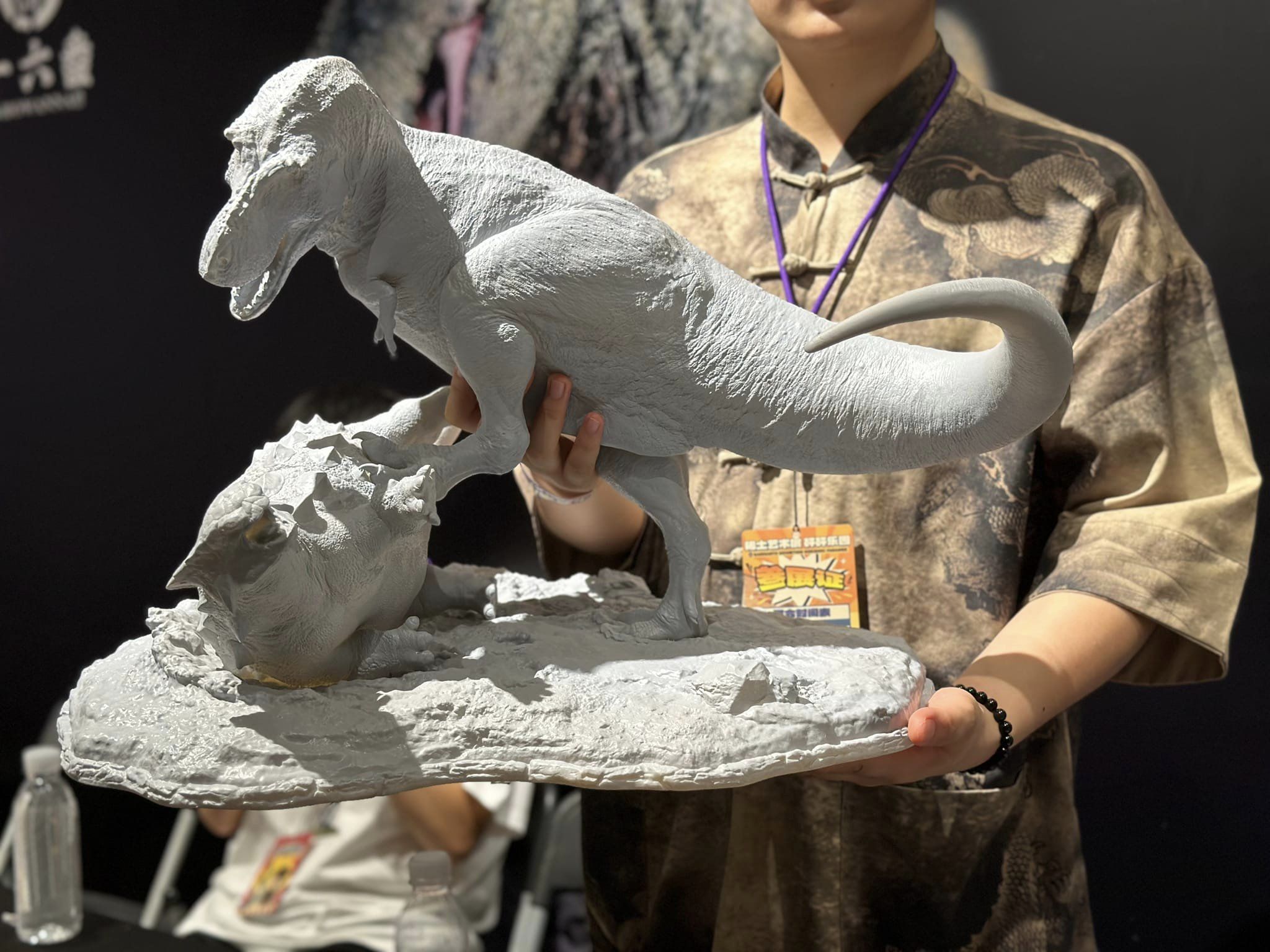 SHOWANNA 1:15 Scale Tyrannosaurus Rex VS Ankylosaurus SCENE STATUE