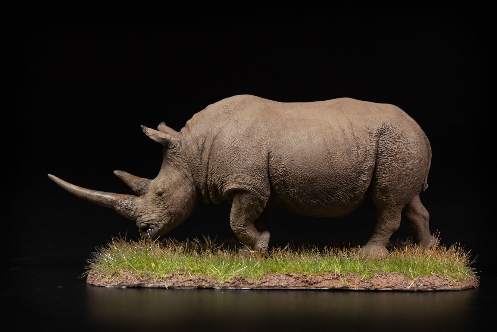 De CLAY Studio 1/35 Scale White rhinoceros battling bulls Model