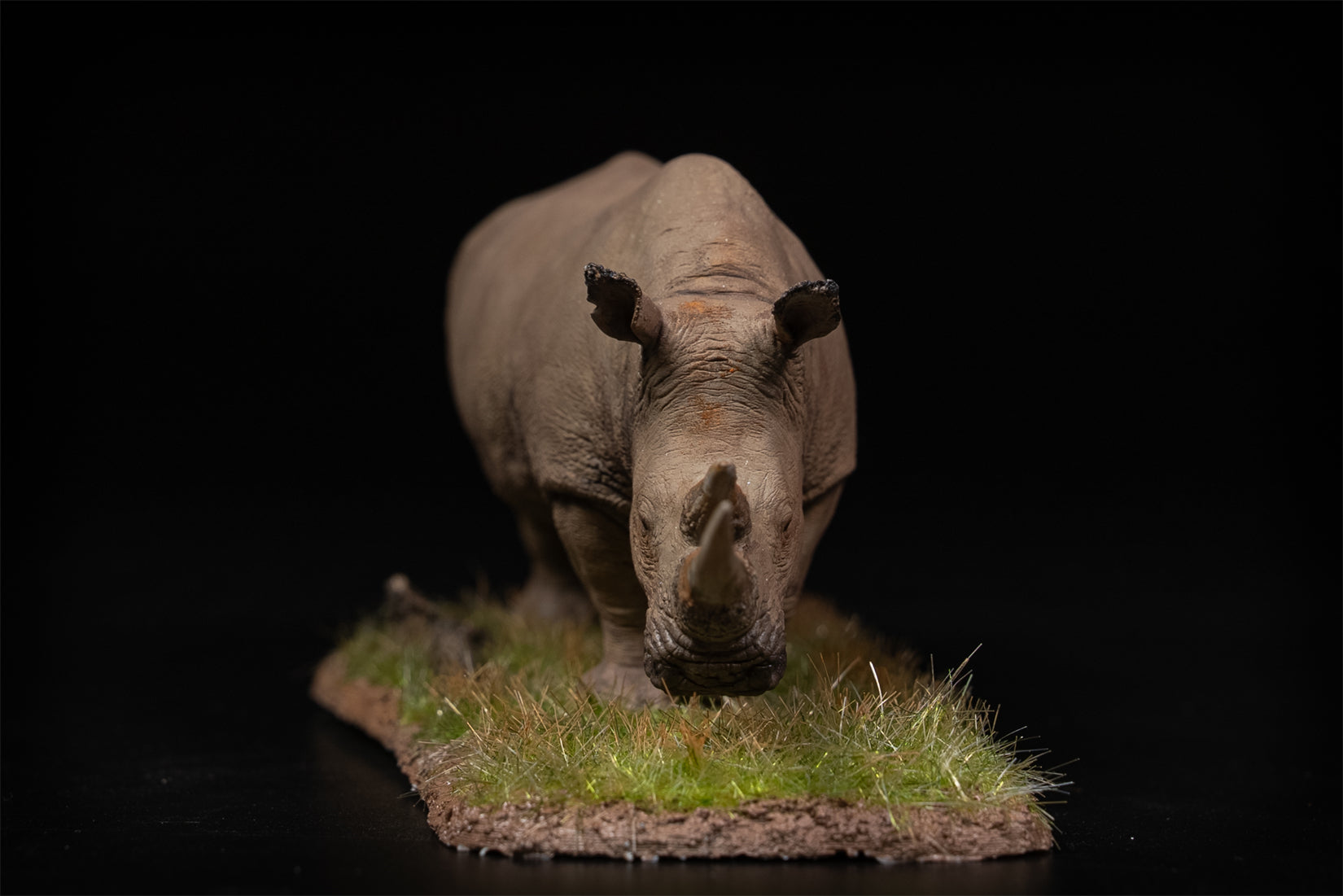 De CLAY Studio 1/35 Scale White rhinoceros battling bulls Model
