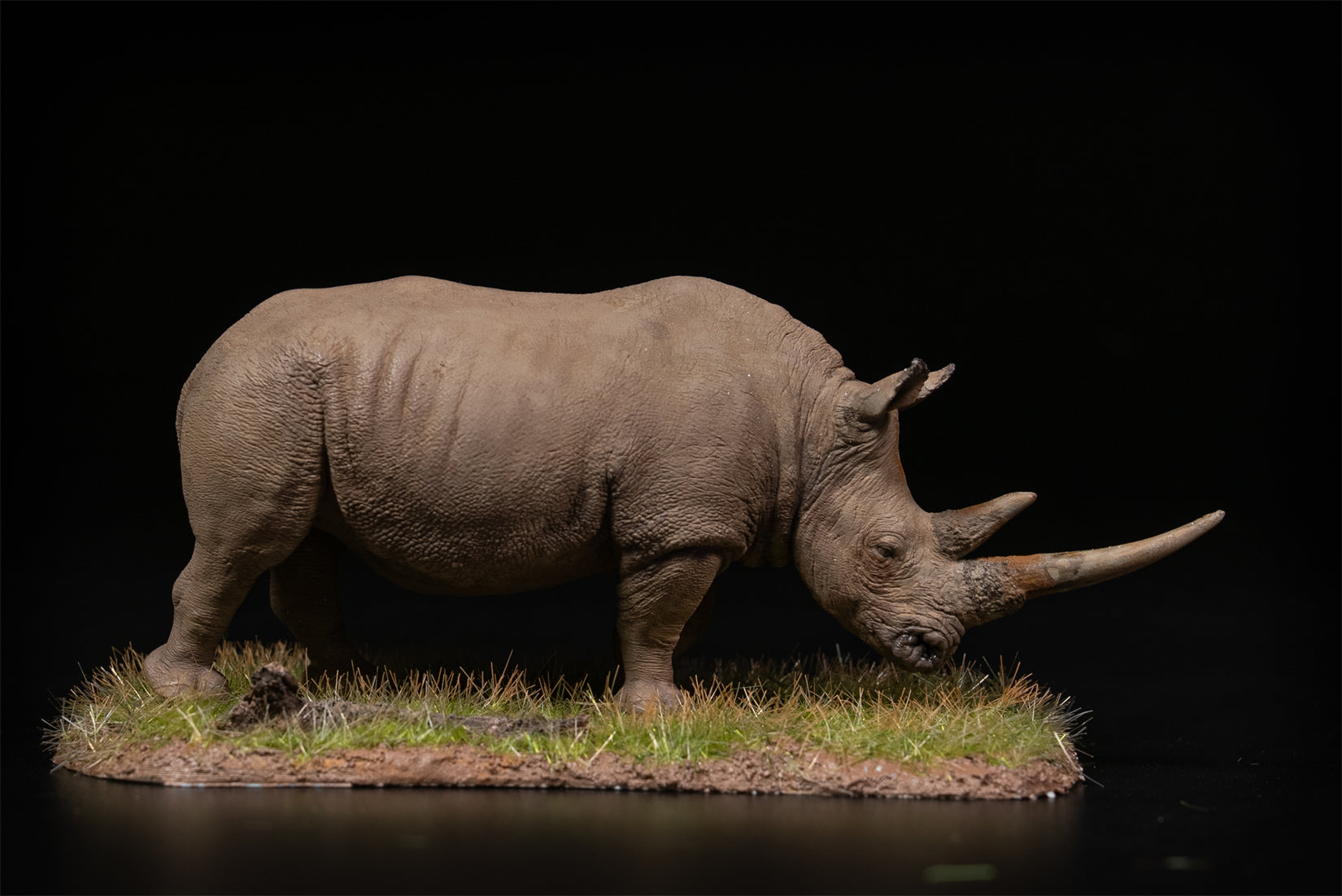 De CLAY Studio 1/35 Scale White rhinoceros battling bulls Model