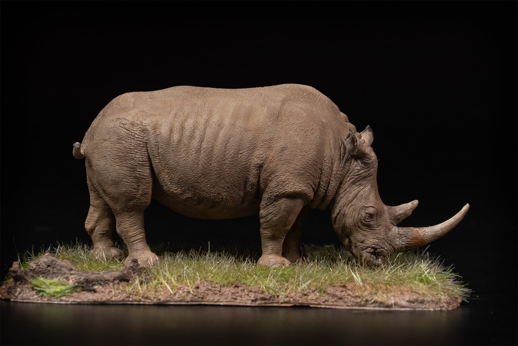 De CLAY Studio 1/35 Scale White rhinoceros battling bulls Model