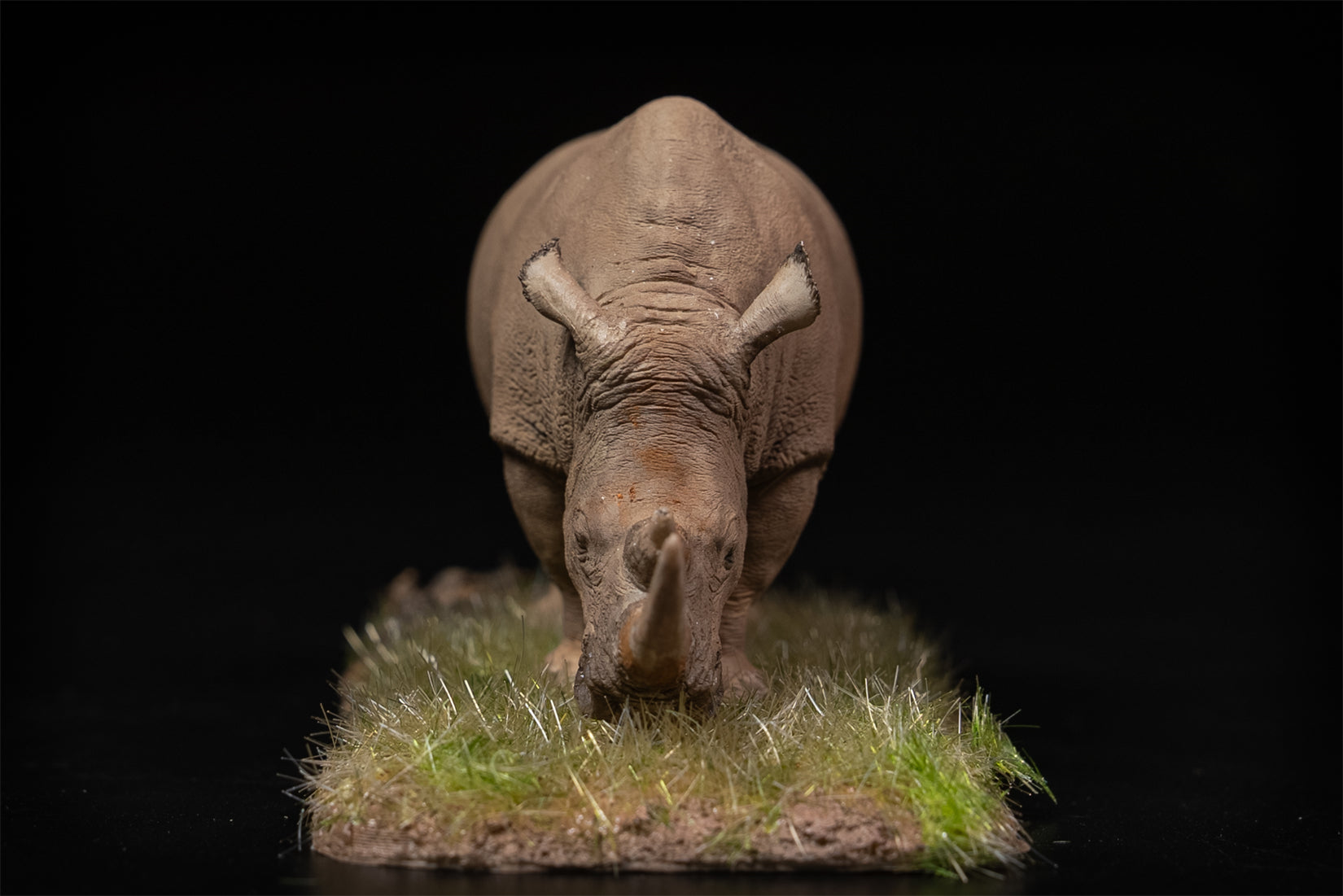 De CLAY Studio 1/35 Scale White rhinoceros battling bulls Model