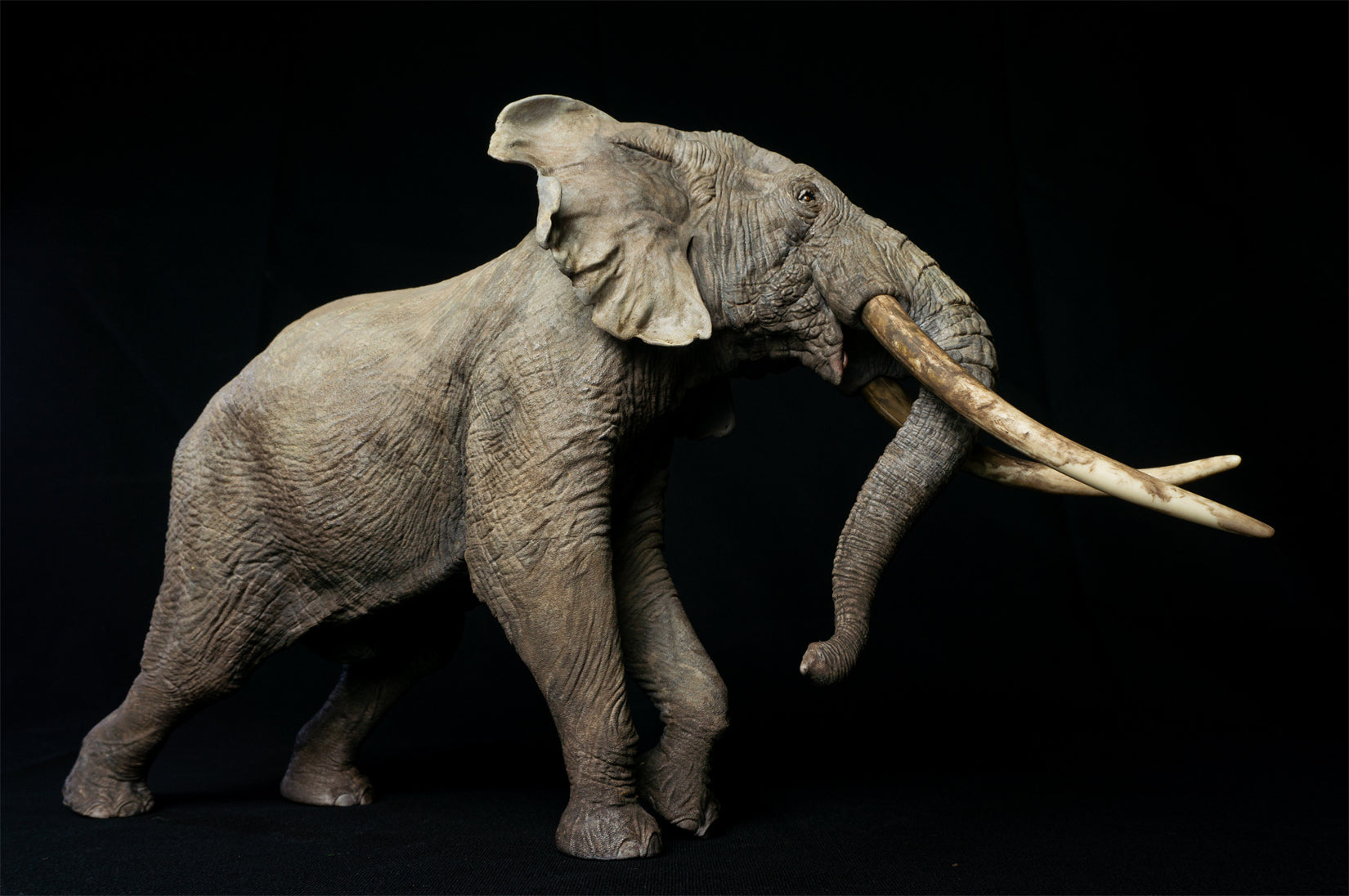 De CLAY Studio African Elephant battling bulls Statue