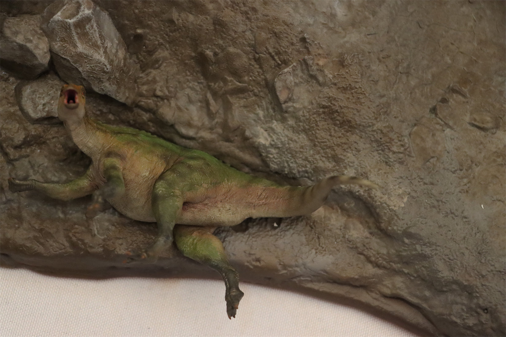 MuSee Studio 1/15 Scale Hatzegopteryx Hunting Microhadrosaurus Scene Statue