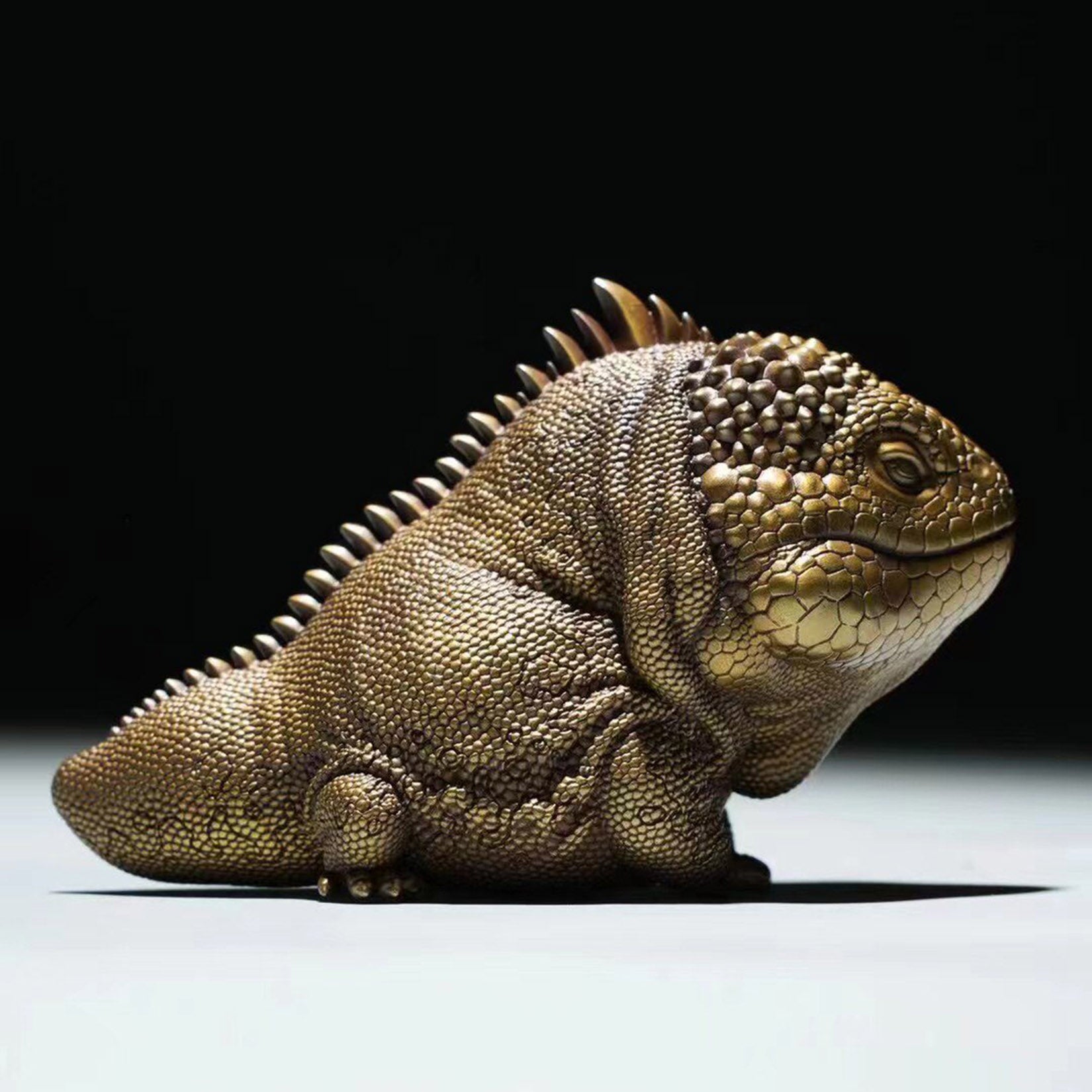 BOWUZHI Studio Bronze Conolophus Subcristatus Model