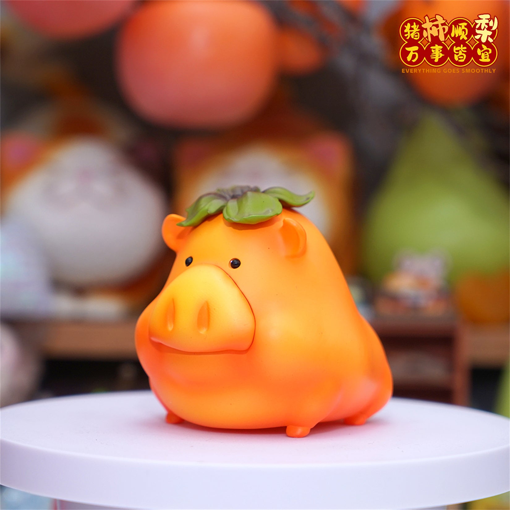 Sculpture en résine représentant un cochon porte-bonheur et des fruits