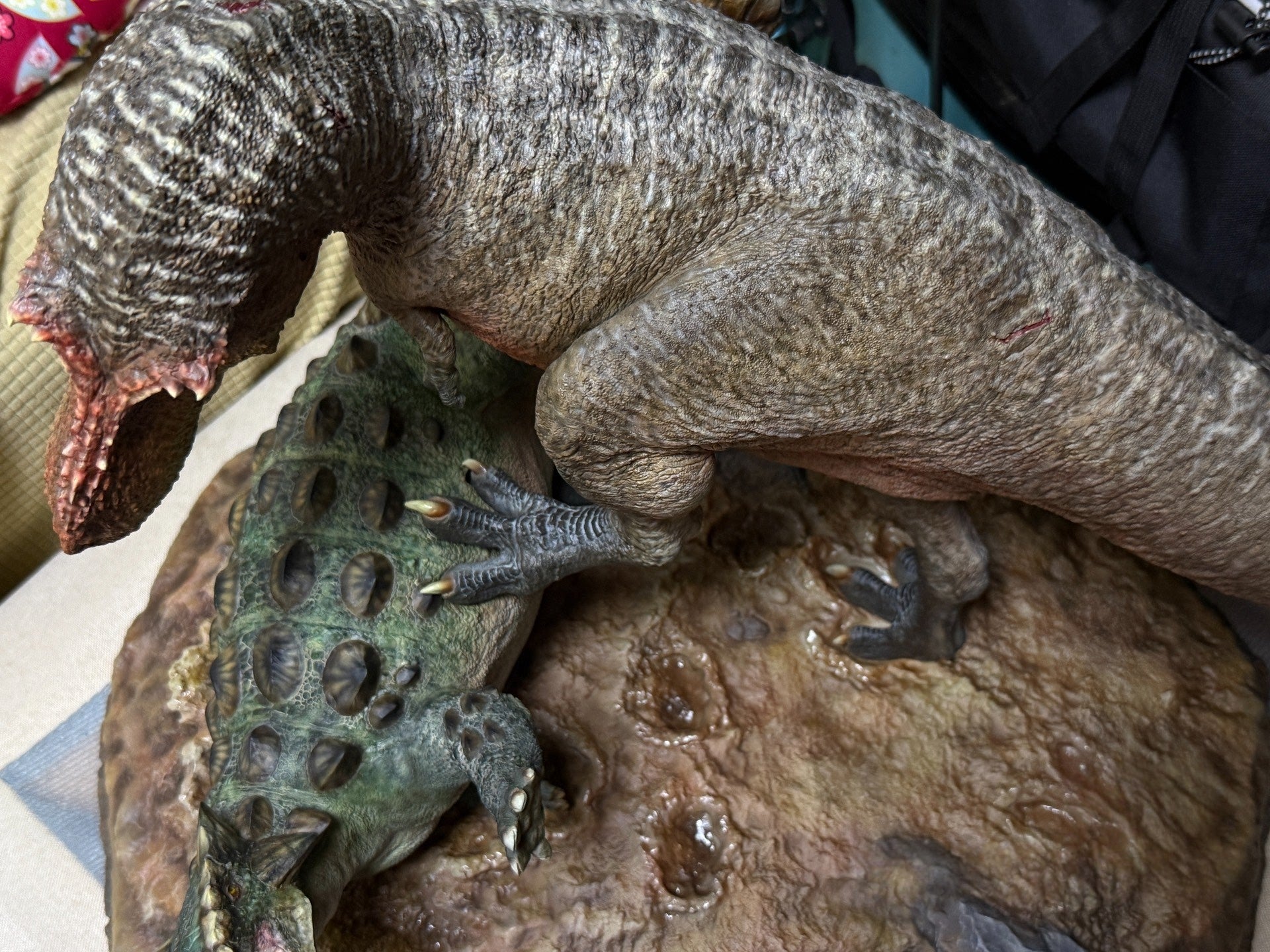 SHOWANNA 1:15 Scale Tyrannosaurus Rex VS Ankylosaurus SCENE STATUE USED