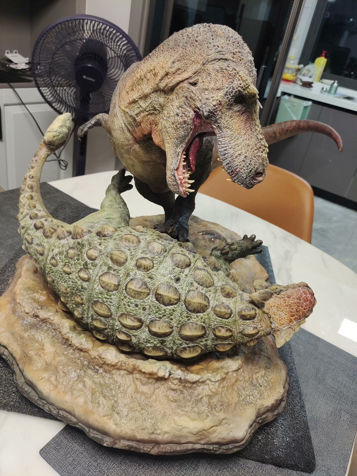 SHOWANNA 1:15 Scale Tyrannosaurus Rex VS Ankylosaurus SCENE STATUE USED