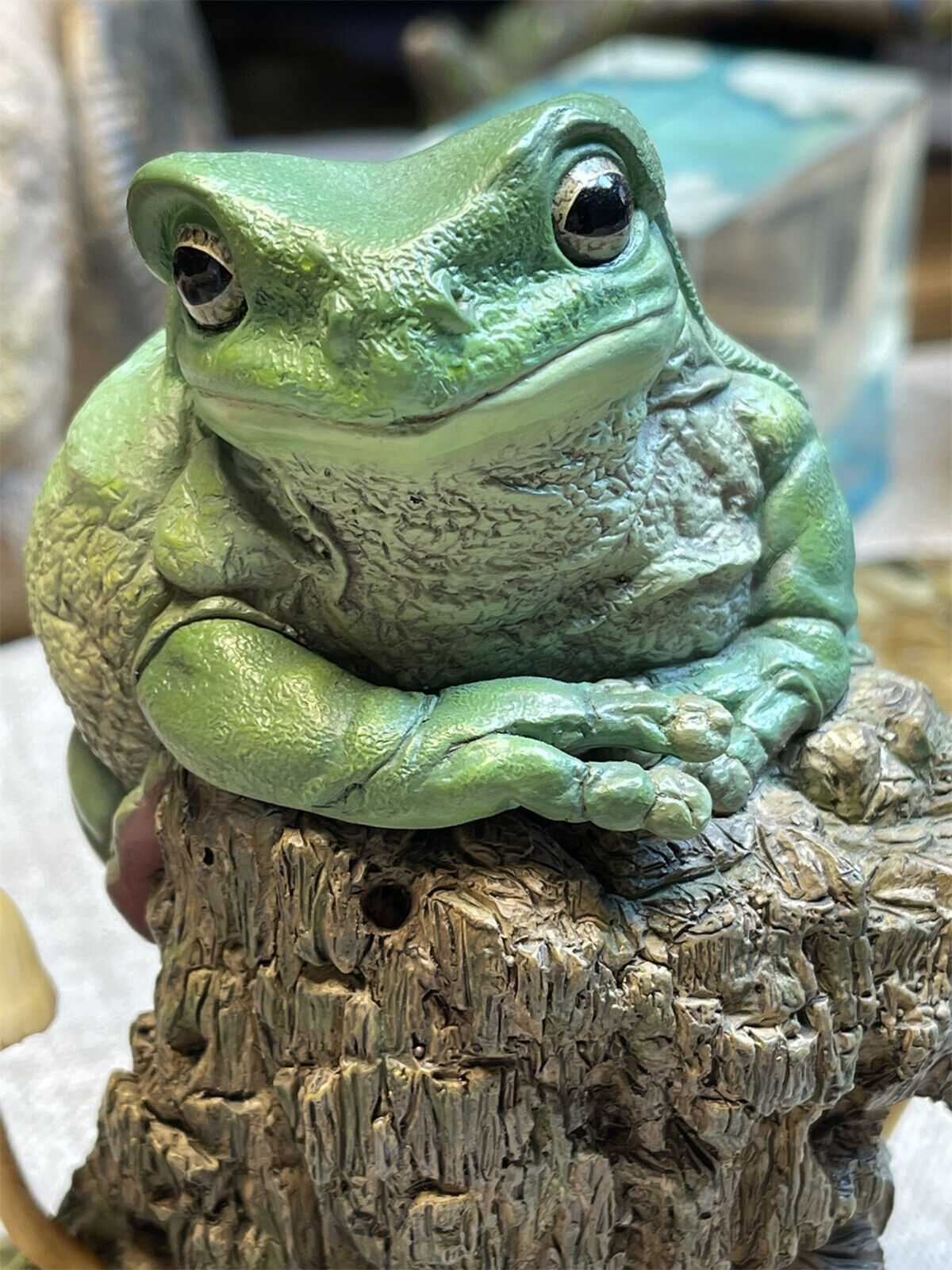 Whites Tree Frog Statue