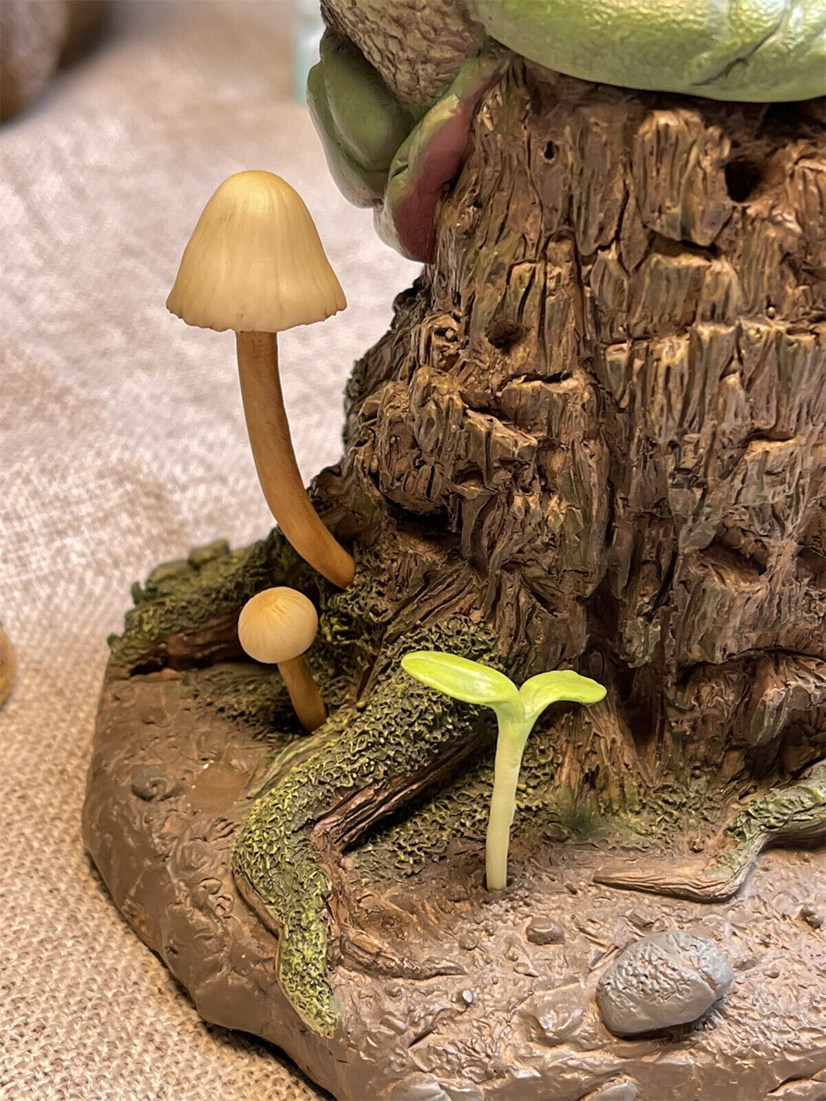 Whites Tree Frog Statue